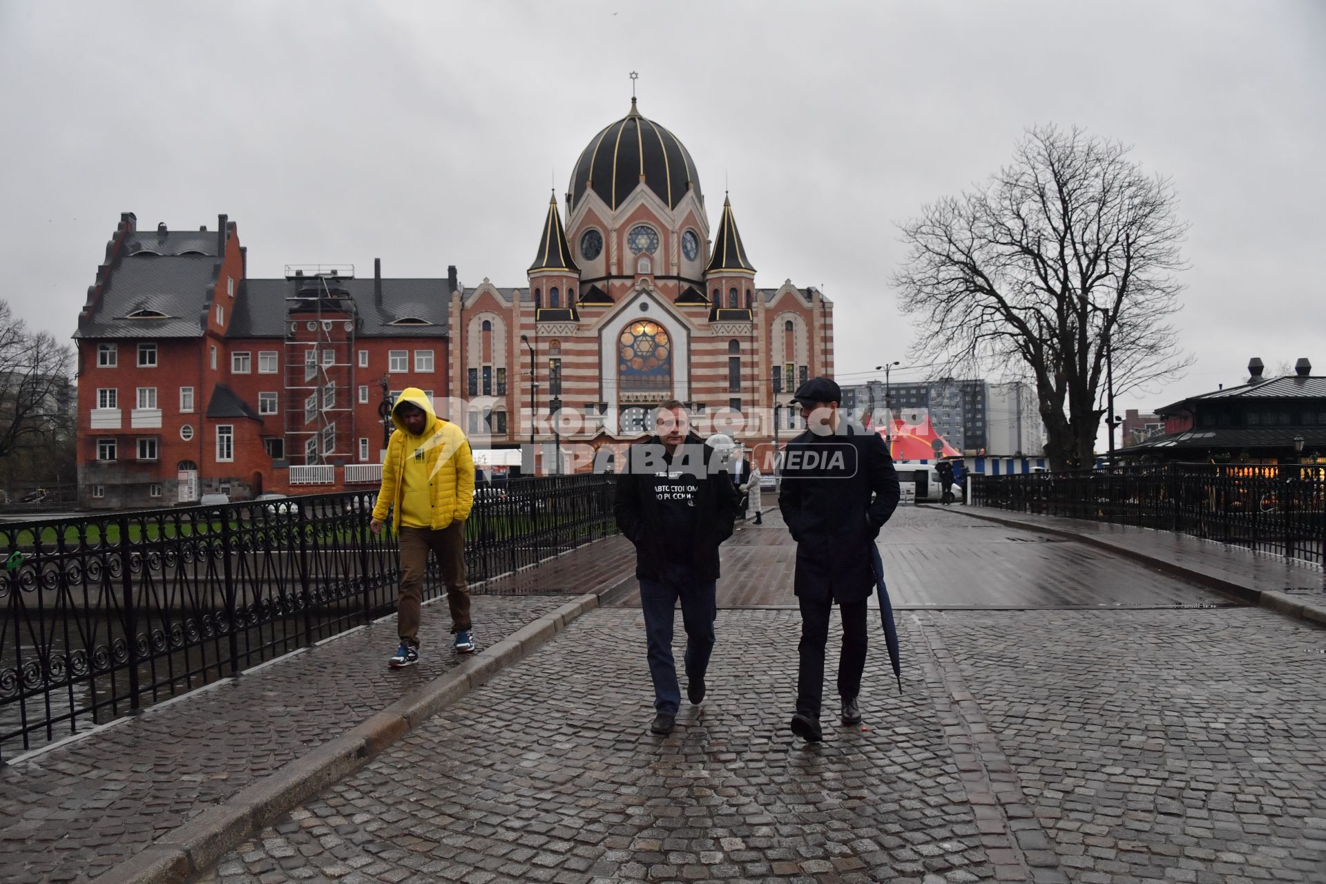 Калинингоад. Участники путешествия  Автостопом по России  корреспондент КП Владимир Ворсобин и губернатор Калининградской области Антон Алиханов (справа) на острове Канта.