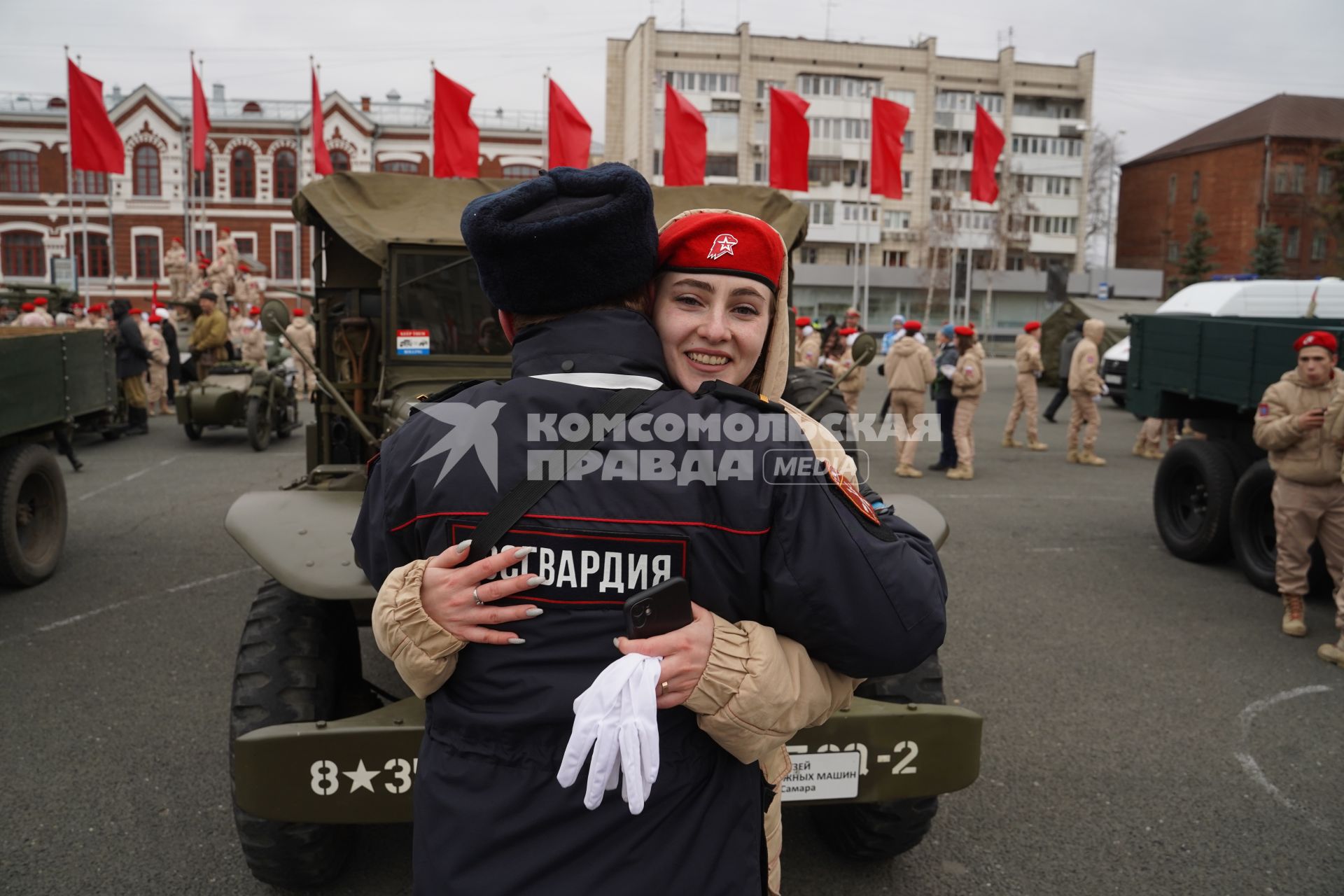 Самара. Парад Памяти `Дорога Победы`, посвященный 81-й годовщине военного парада 1941 года, на площади Куйбышева.