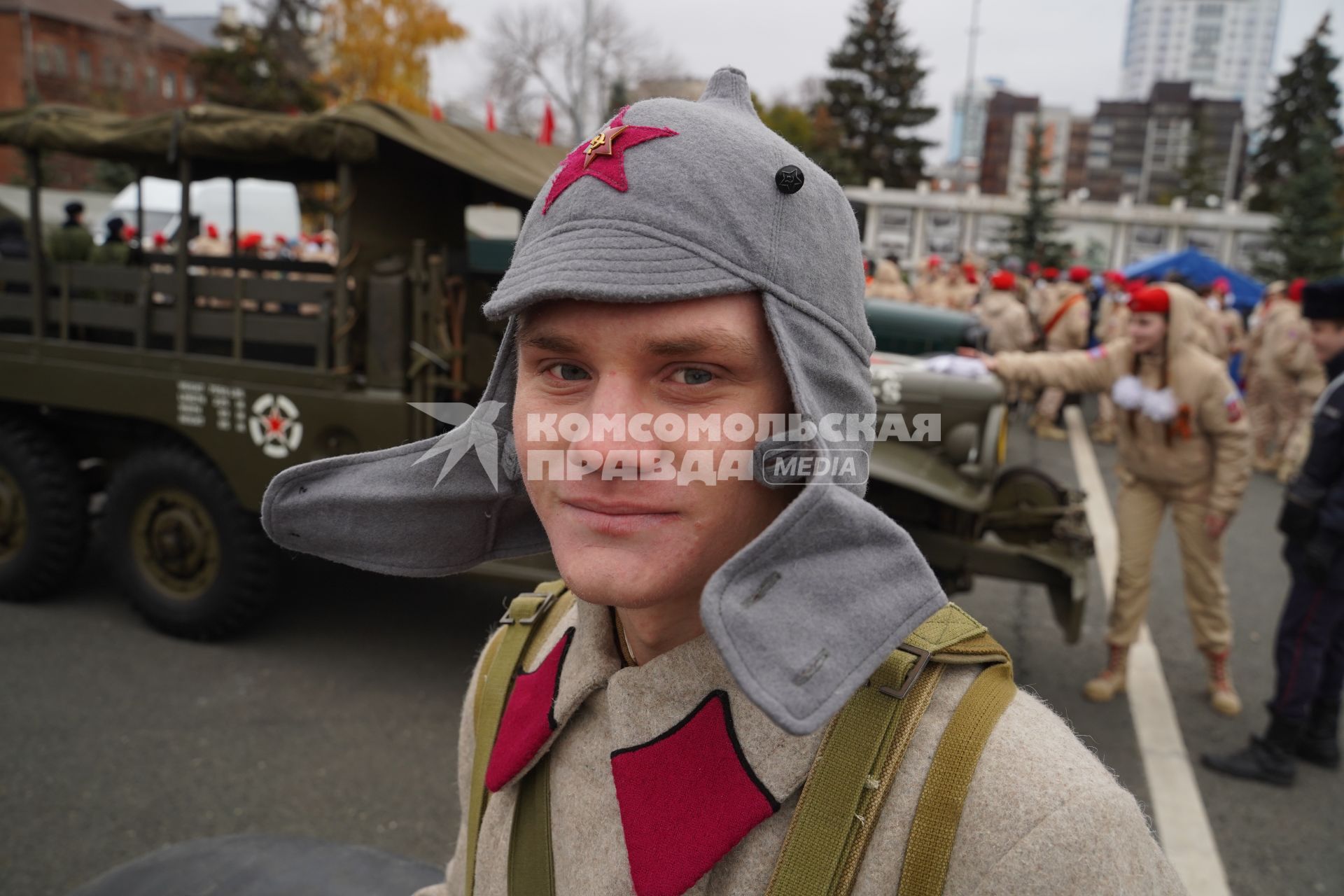 Самара. Парад Памяти `Дорога Победы`, посвященный 81-й годовщине военного парада 1941 года, на площади Куйбышева.