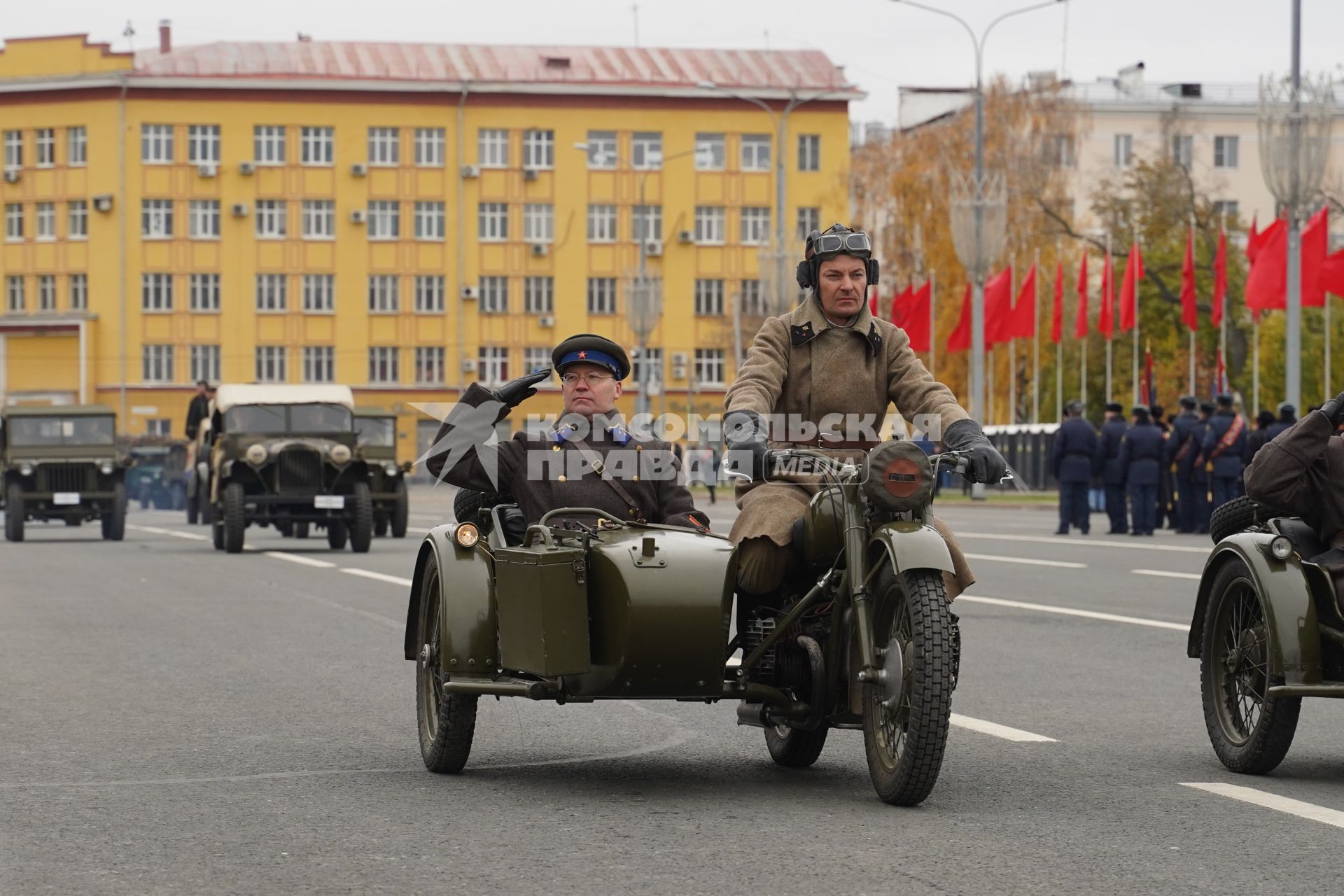 Самара. Парад Памяти `Дорога Победы`, посвященный 81-й годовщине военного парада 1941 года, на площади Куйбышева.