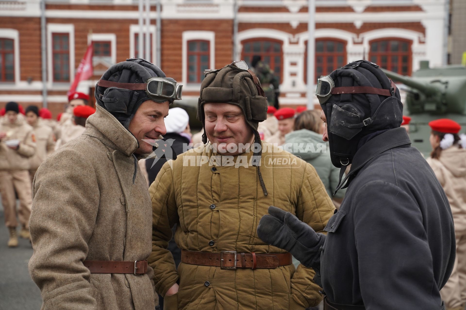 Самара. Парад Памяти `Дорога Победы`, посвященный 81-й годовщине военного парада 1941 года, на площади Куйбышева.