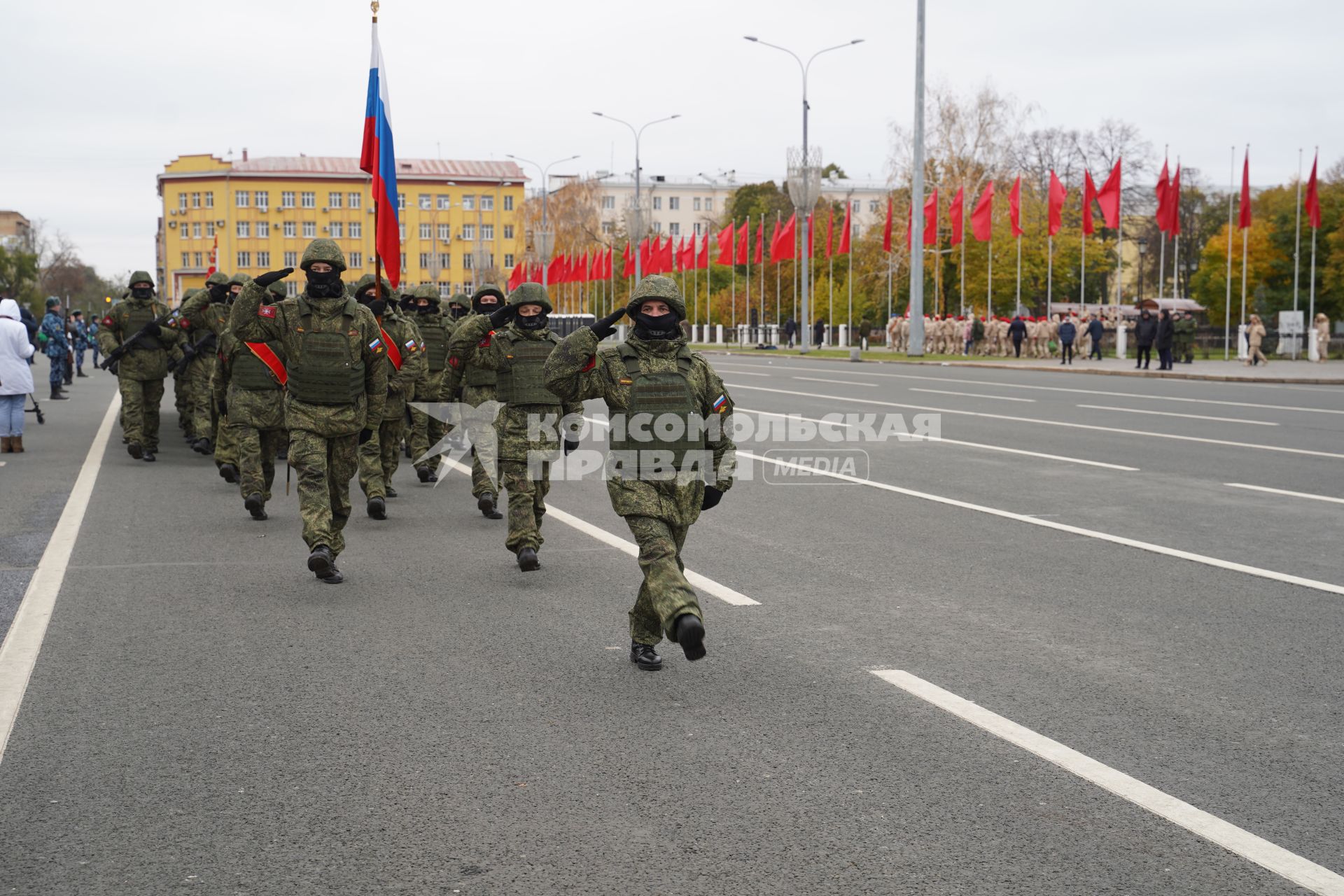 Самара. Парад Памяти `Дорога Победы`, посвященный 81-й годовщине военного парада 1941 года, на площади Куйбышева.