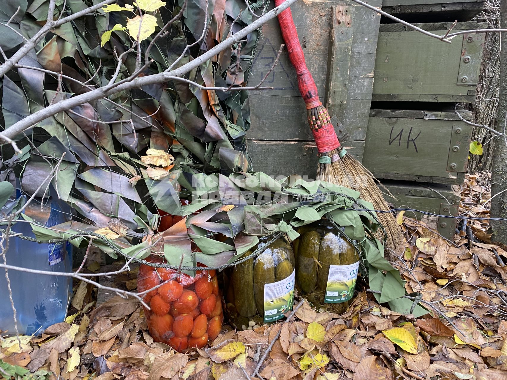 Донецкая область.  Позиции минометчиков батальона `Восток` ДНР под Угледаром. Запасы пищи надежно спрятаны от лесных обитателей в ящики.