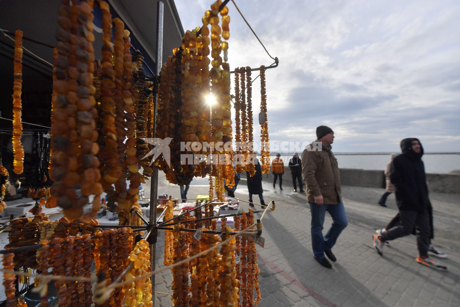 Балтийск. Торговля янтарем на набережной.