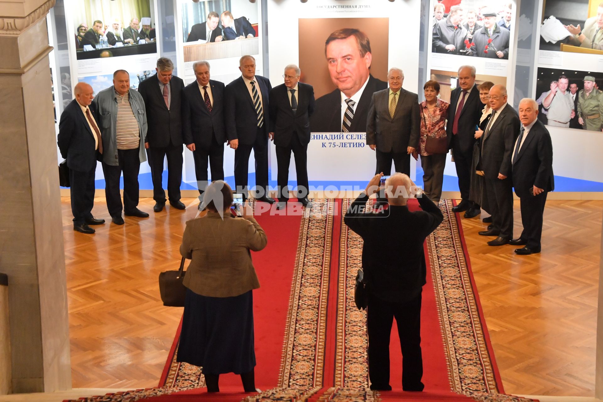 Москва. Памятная выставка фотографий к 75-летию бывшего спикера российского парламента II и III созывов Геннадия Селезнева в Государственной Думе РФ.