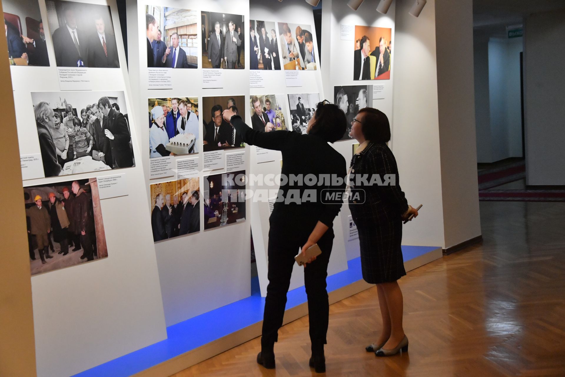 Москва. Памятная выставка фотографий к 75-летию бывшего спикера российского парламента II и III созывов Геннадия Селезнева в Государственной Думе РФ.