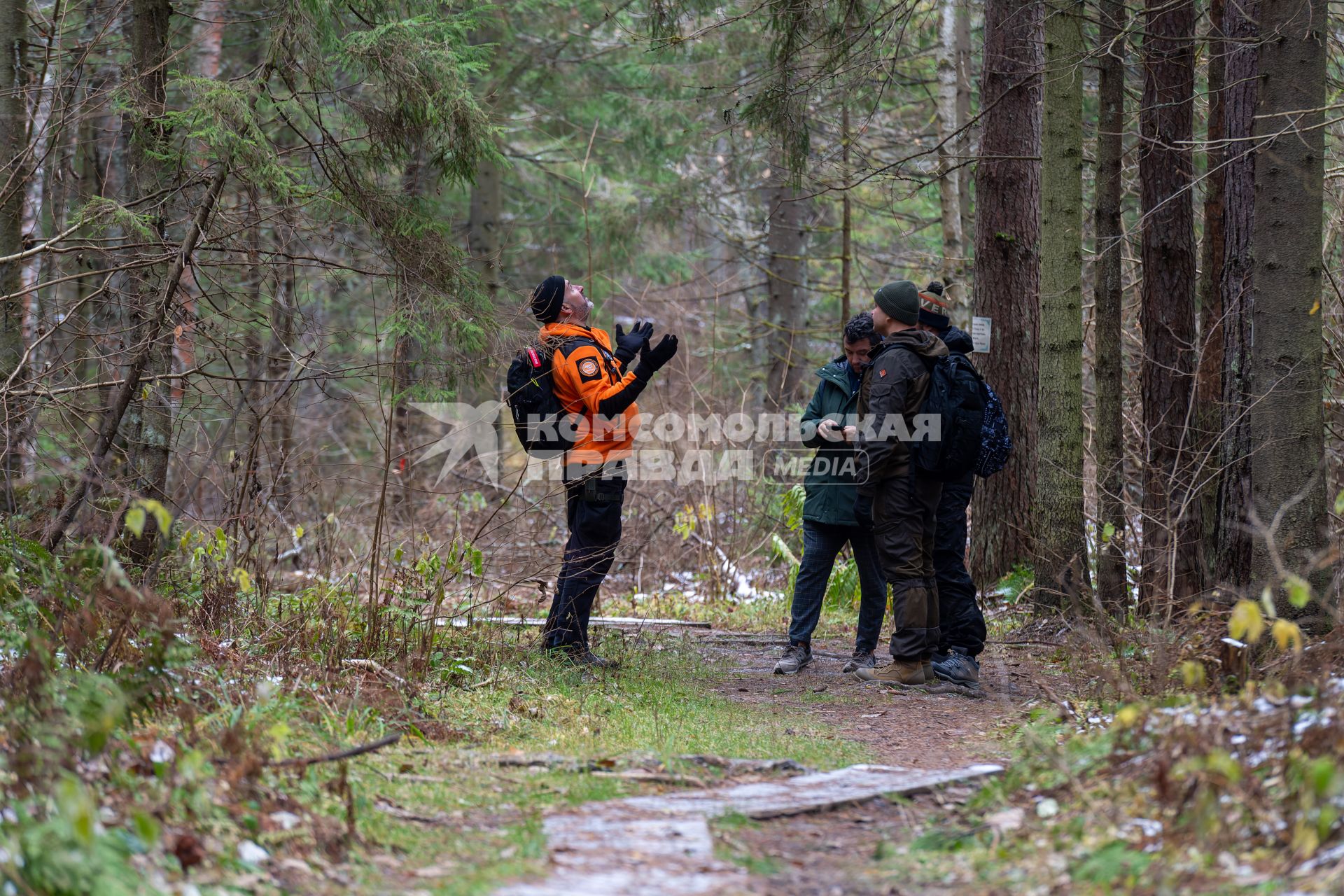 Московская область. Основатель курсов выживания в лесу Михаил Ярин со своей группой.