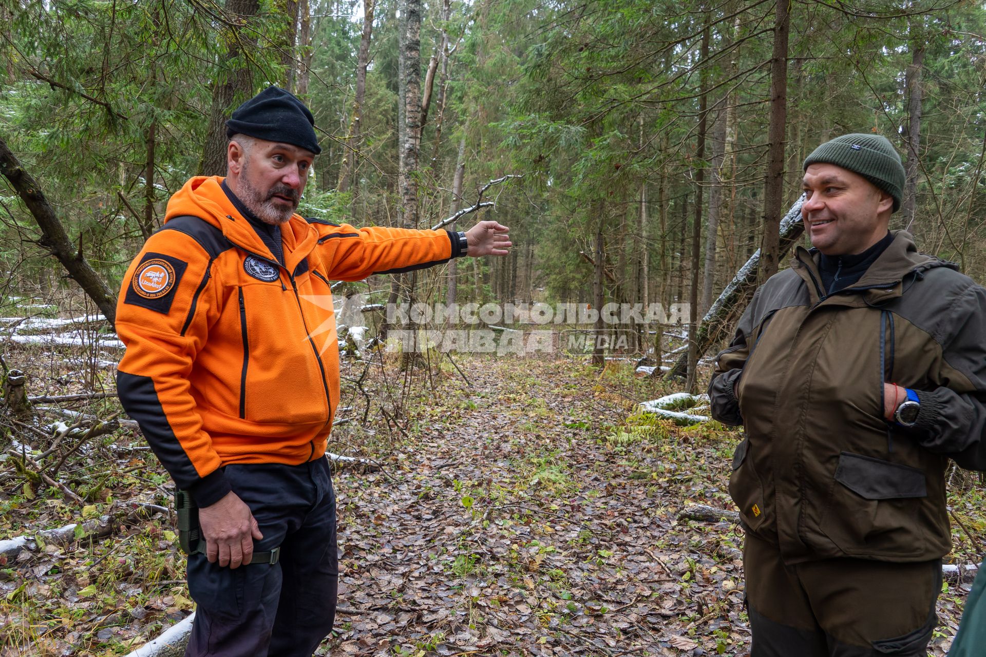 Московская область. Основатель курсов выживания в лесу Михаил Ярин (слева) со своей группой.