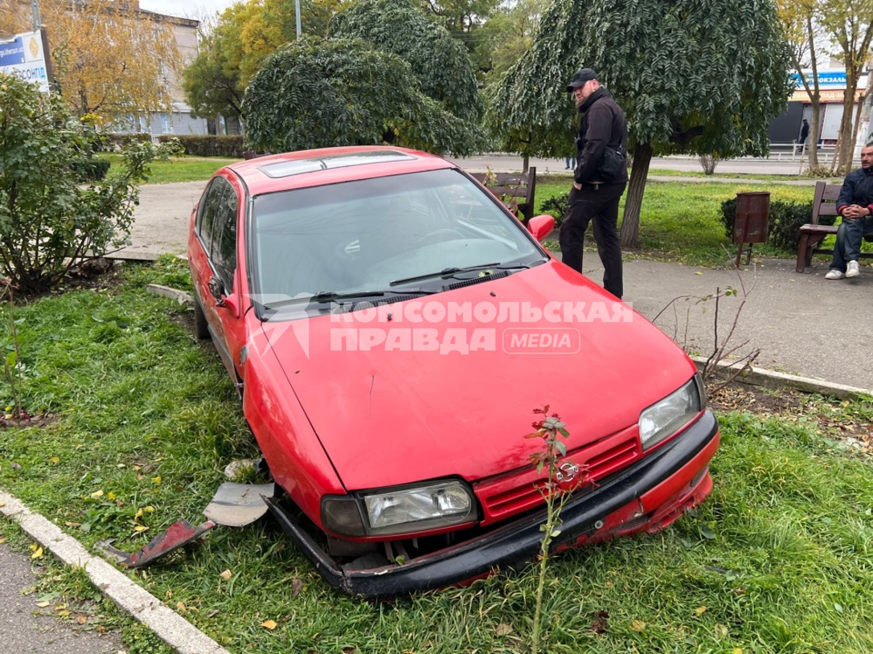 Херсон. Разбитый автомобиль на одной из улиц.