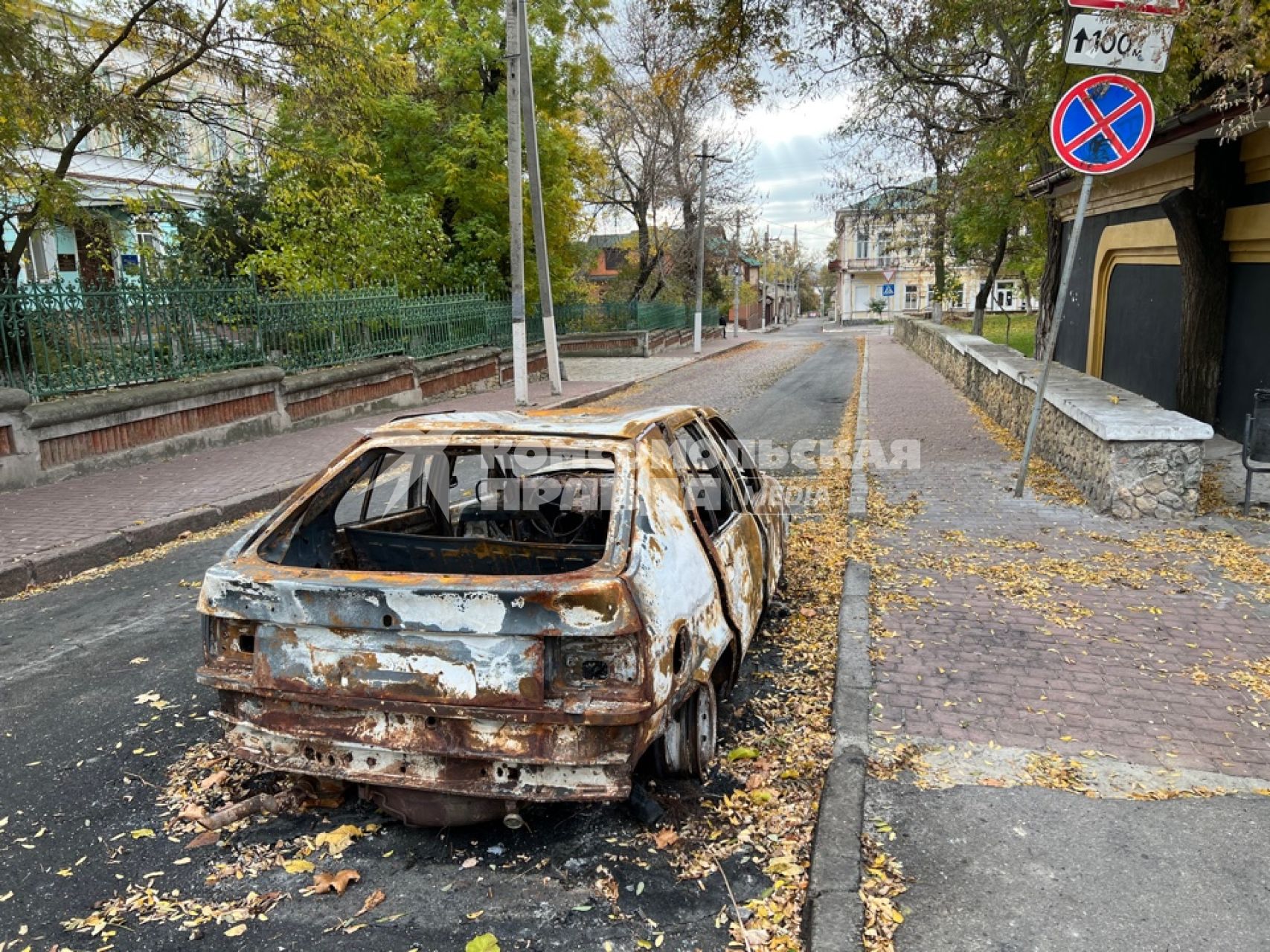 Херсон. Сгоревший автомобиль на одной из улиц.