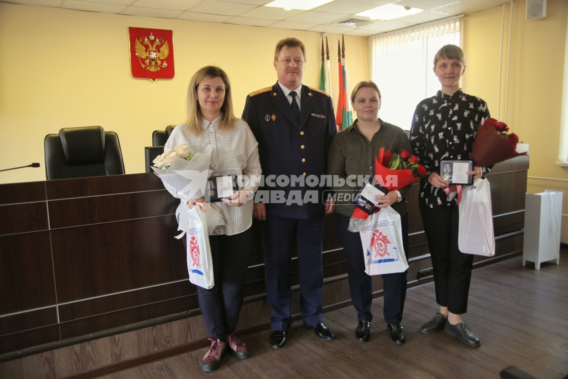 Красноярск. Исполняющий обязанности руководителя Главного следственного управления СК России по Красноярскому краю и Республике Хакасия Александр Зюбанов вручил ведомственные медали `Доблесть и отвага` трем воспитателям МБОУ `Детский сад #31` Евгении Толстой, Ирине Шабановой и Наталье Стус, спасшим 17 детей от вооруженного нападения.