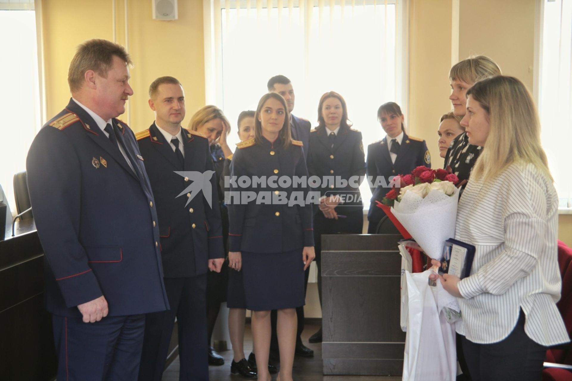 Красноярск. Исполняющий обязанности руководителя Главного следственного управления СК России по Красноярскому краю и Республике Хакасия Александр Зюбанов (слева) вручил ведомственные медали `Доблесть и отвага` трем воспитателям МБОУ `Детский сад #31` Евгении Толстой, Ирине Шабановой и Наталье Стус, спасшим 17 детей от вооруженного нападения.