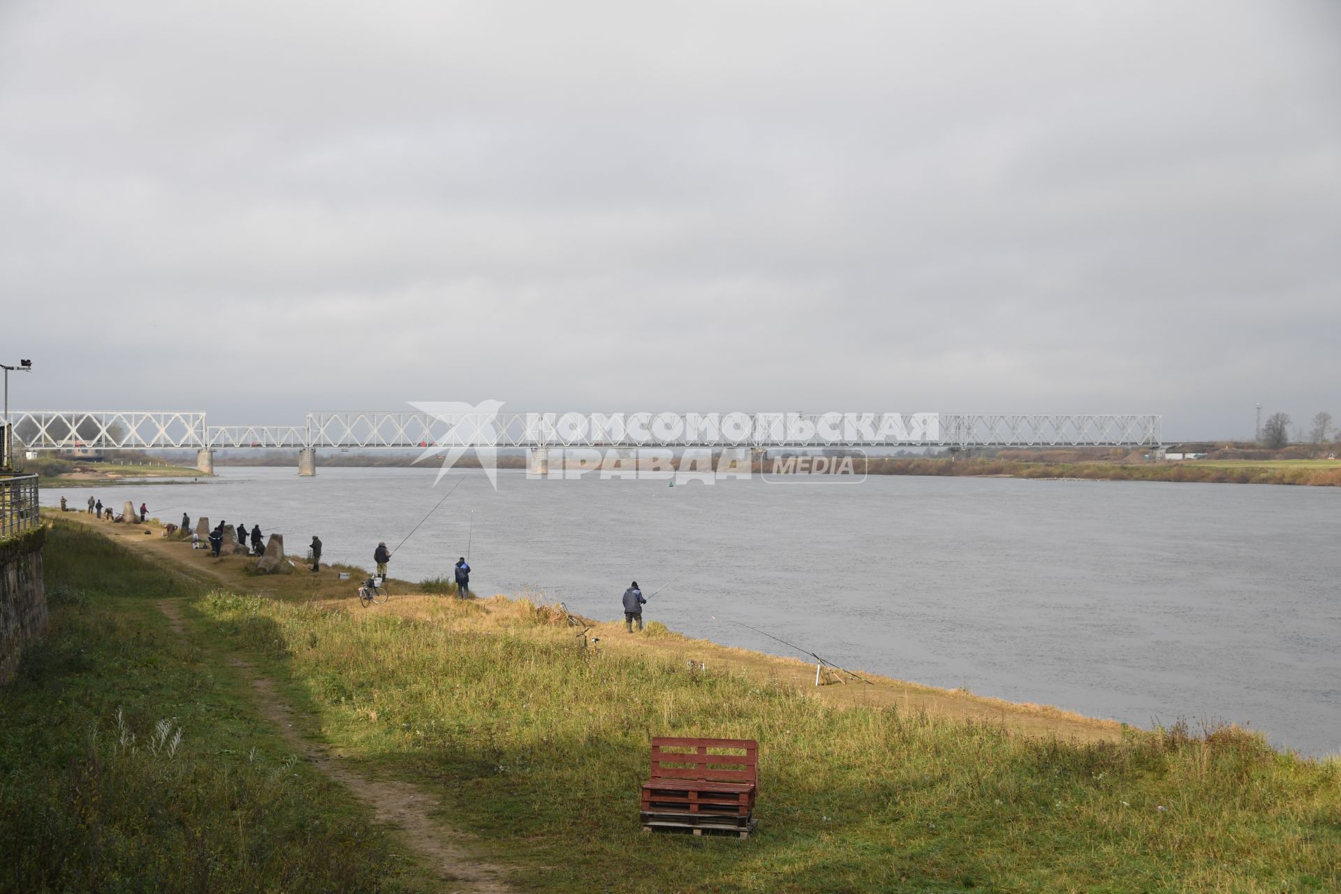 Калининградская область. Советск.  Рыбаки на берегу Немана в окрестностях города.