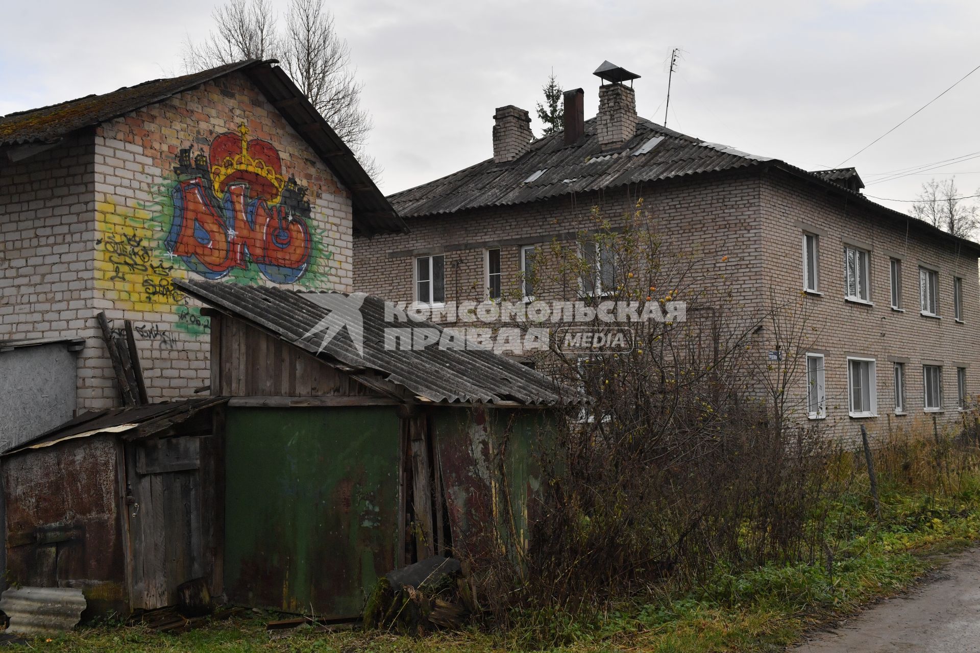 Псковская область. Дно. Корреспонденты  `Комсомольской правды` Владимир Ворсобин и Иван Макеев путешествуют автостопом по России. Граффити на стене дома.