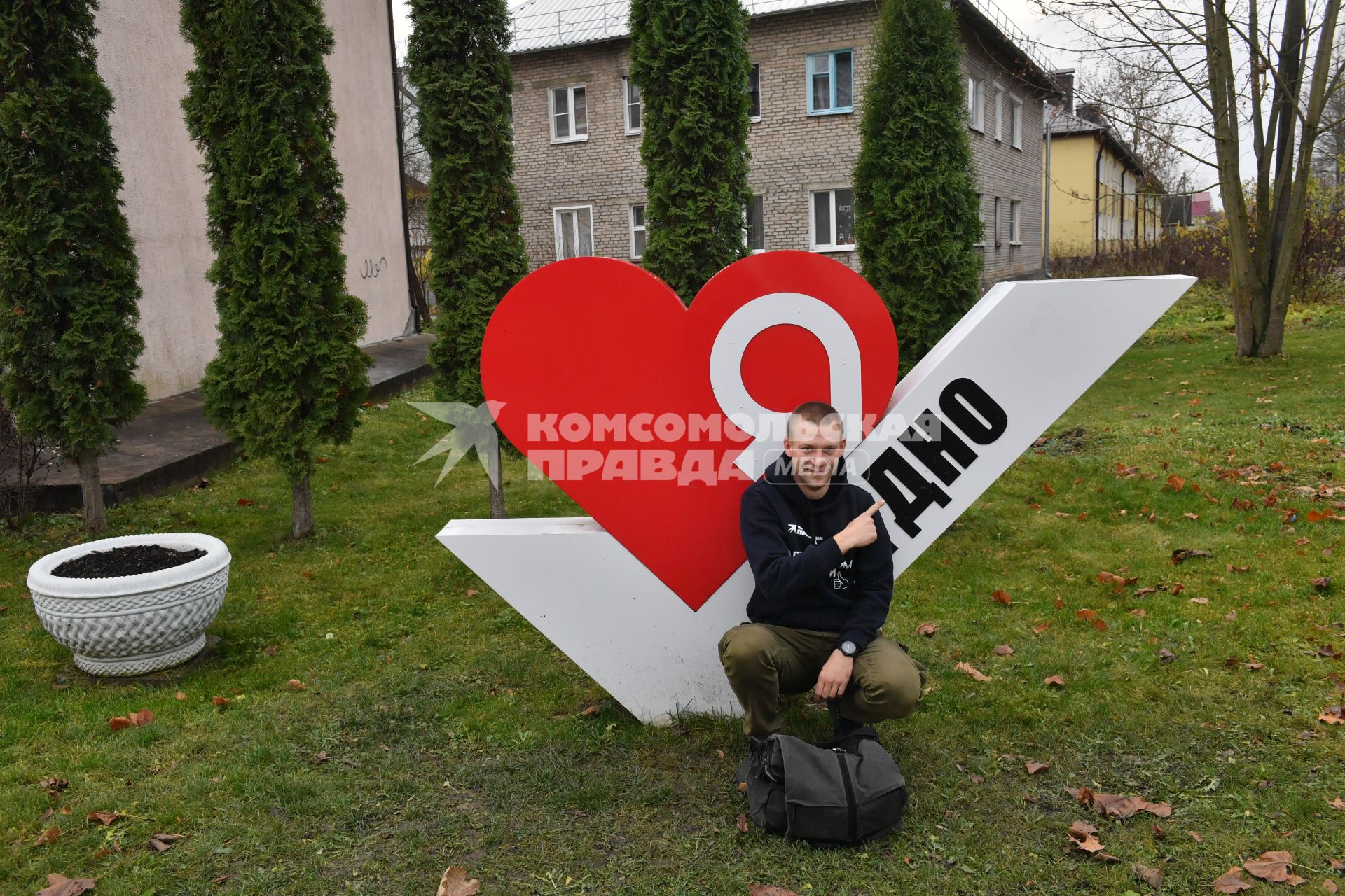 Псковская область. Дно. Корреспонденты  `Комсомольской правды` Владимир Ворсобин и Иван Макеев путешествуют автостопом по России. Городская стелла.