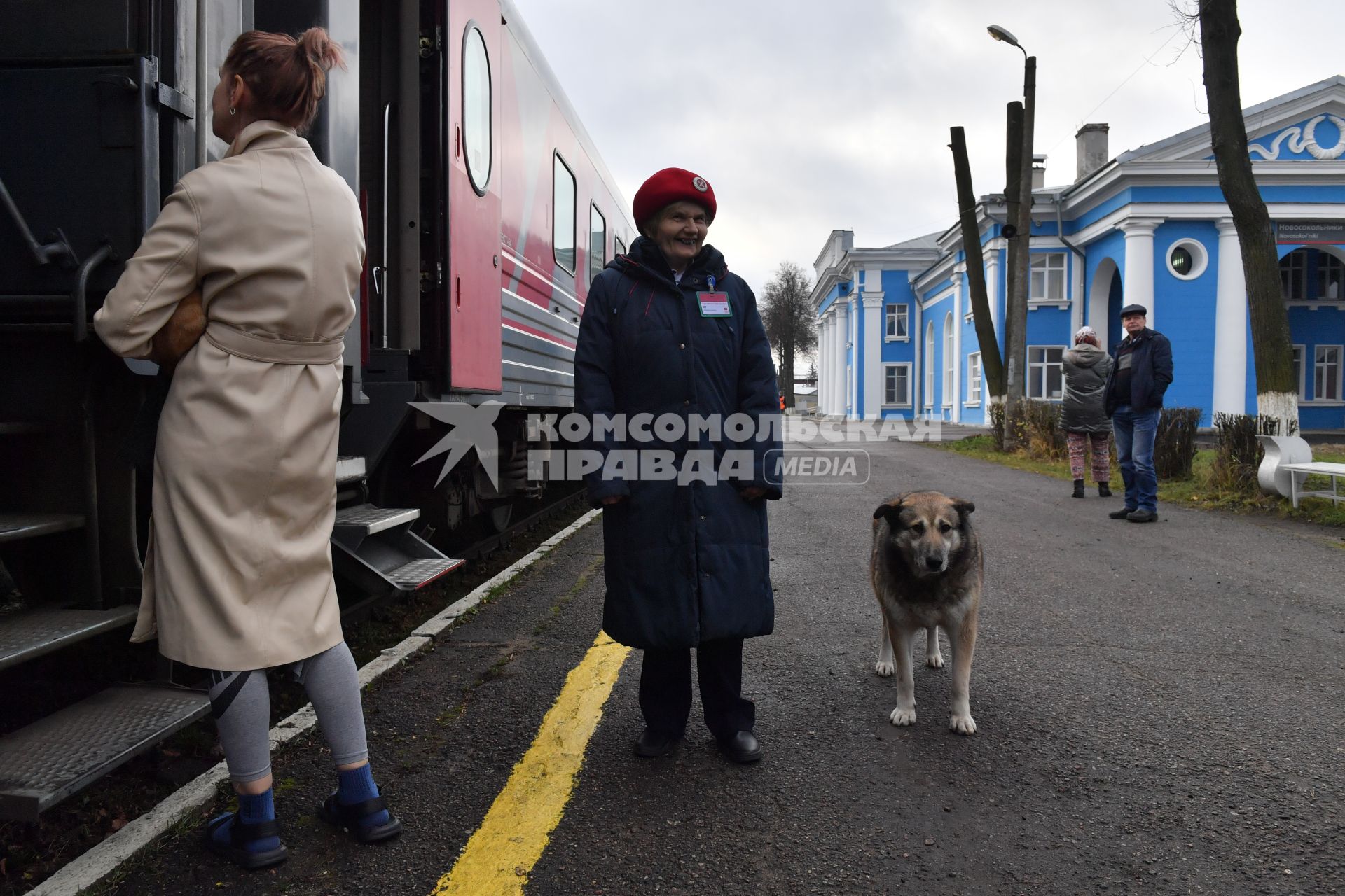 Псковская область.  Корреспонденты  `Комсомольской правды` Владимир Ворсобин и Иван Макеев путешествуют автостопом по России. Поезд на железнодорожной станции.