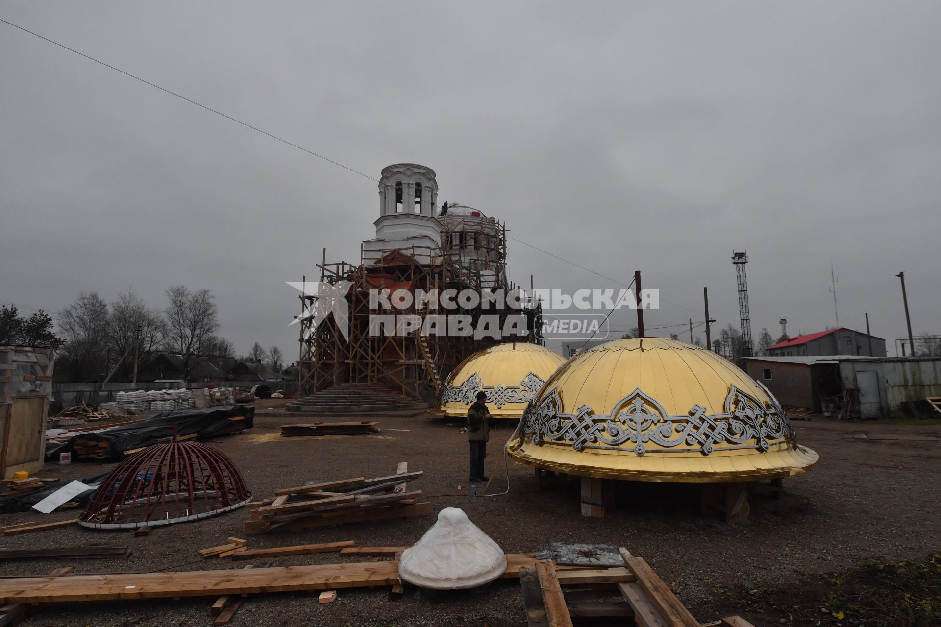 Псковская область. Дно. Корреспонденты  `Комсомольской правды` Владимир Ворсобин и Иван Макеев путешествуют автостопом по России. Строительство храма.