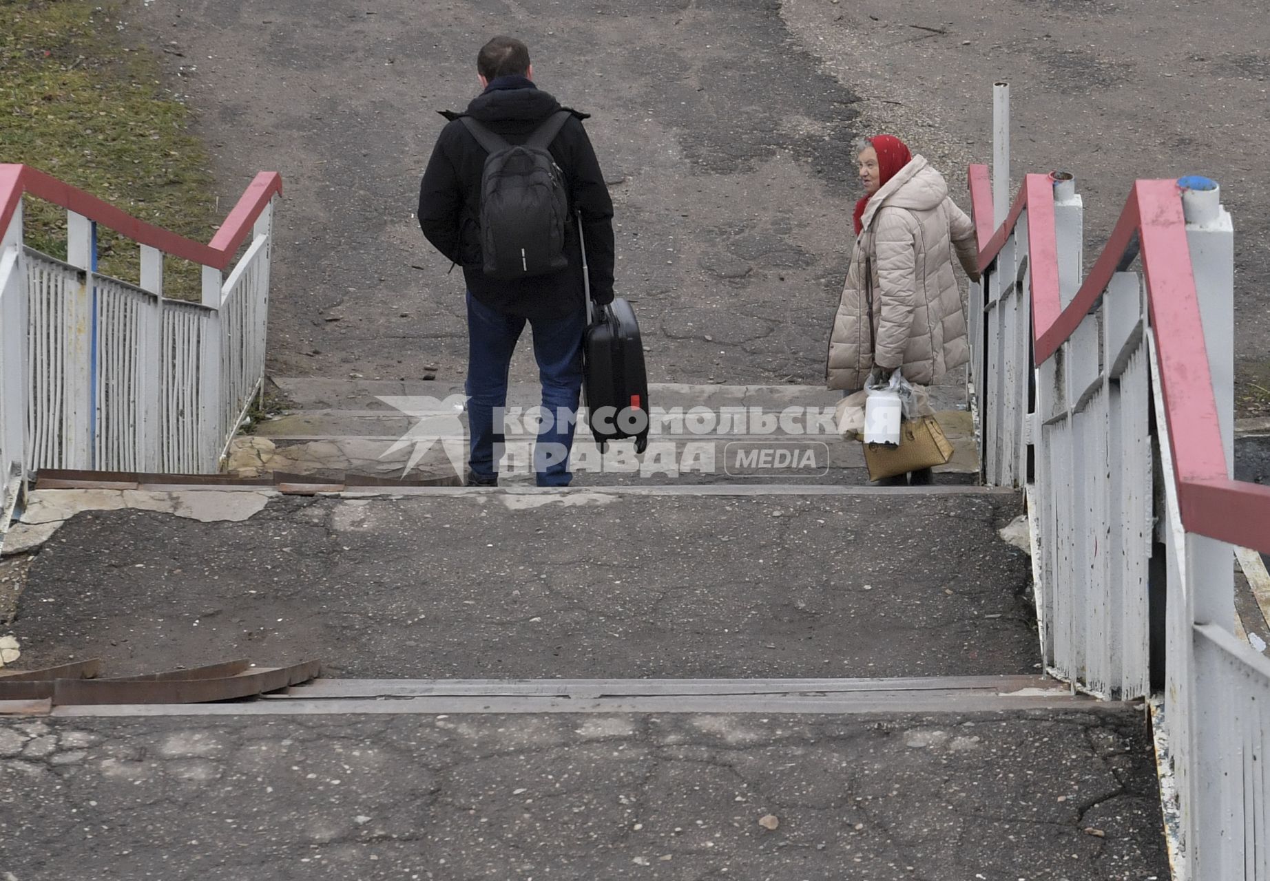 Псковская область. Дно. Корреспонденты  `Комсомольской правды` Владимир Ворсобин и Иван Макеев путешествуют автостопом по России.