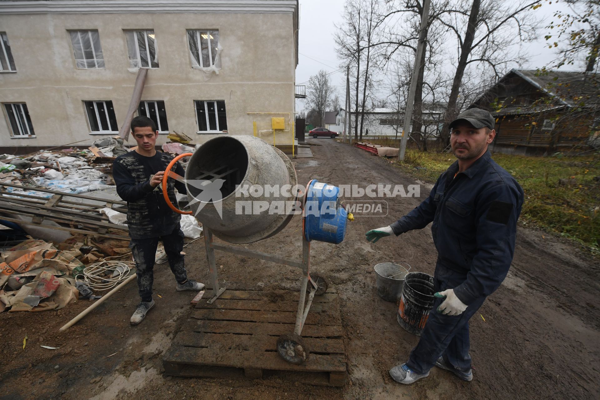 Псковская область. Дно. Корреспонденты  `Комсомольской правды` Владимир Ворсобин и Иван Макеев путешествуют автостопом по России. Строительство дома.