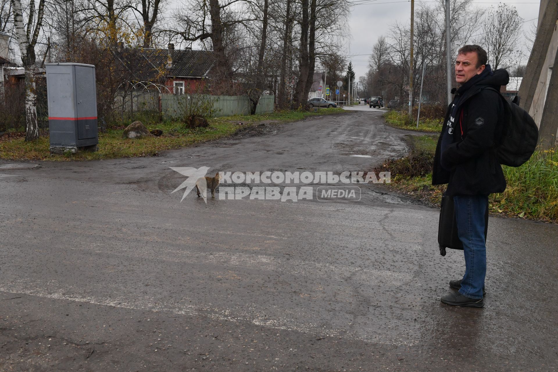 Псковская область. Дно. Корреспонденты  `Комсомольской правды` Владимир Ворсобин и Иван Макеев путешествуют автостопом по России.