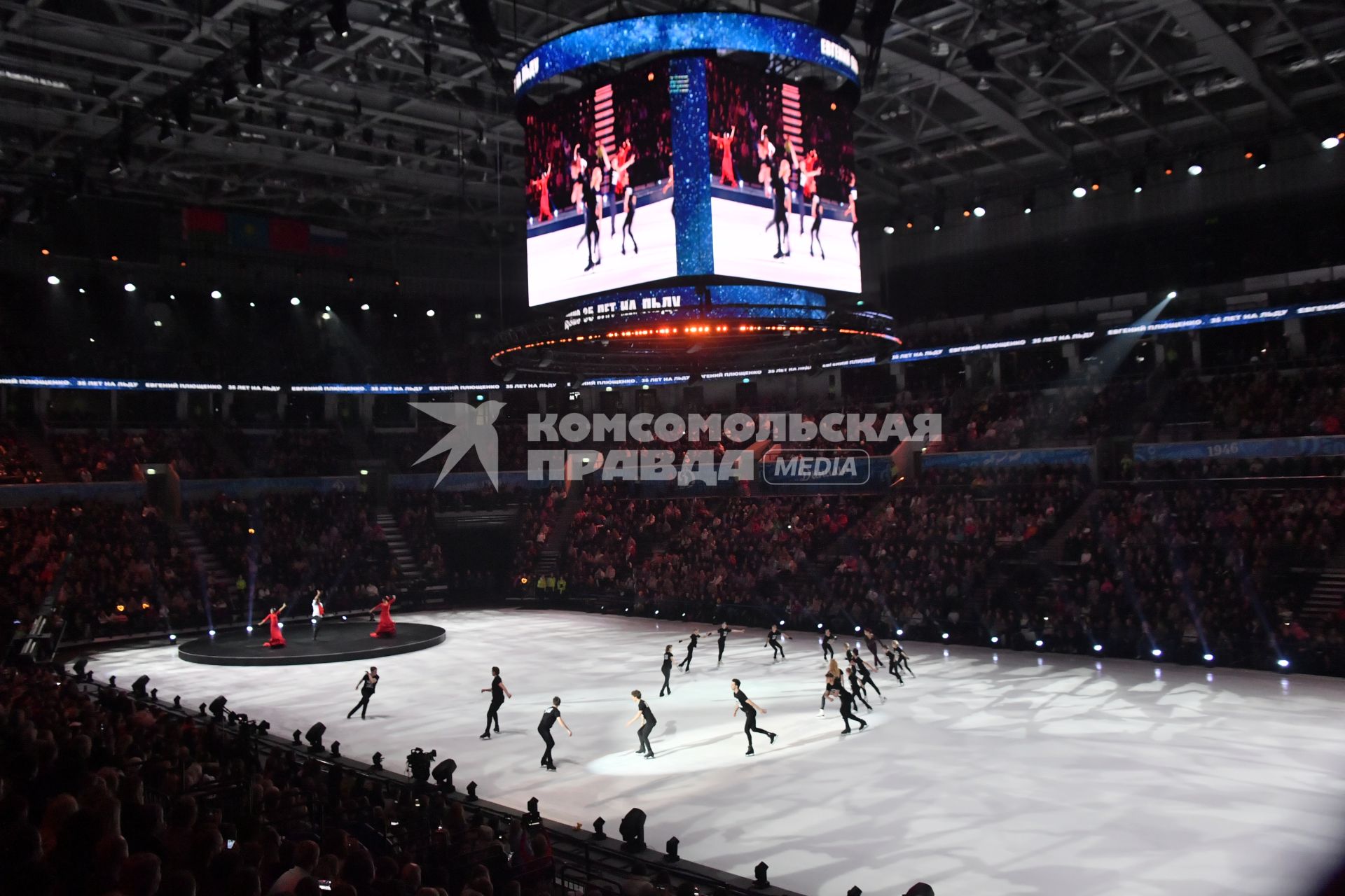 Москва. Юбилейное шоу Е.Плющенко `35 лет на льду` на стадионе `ВТБ Арена`.