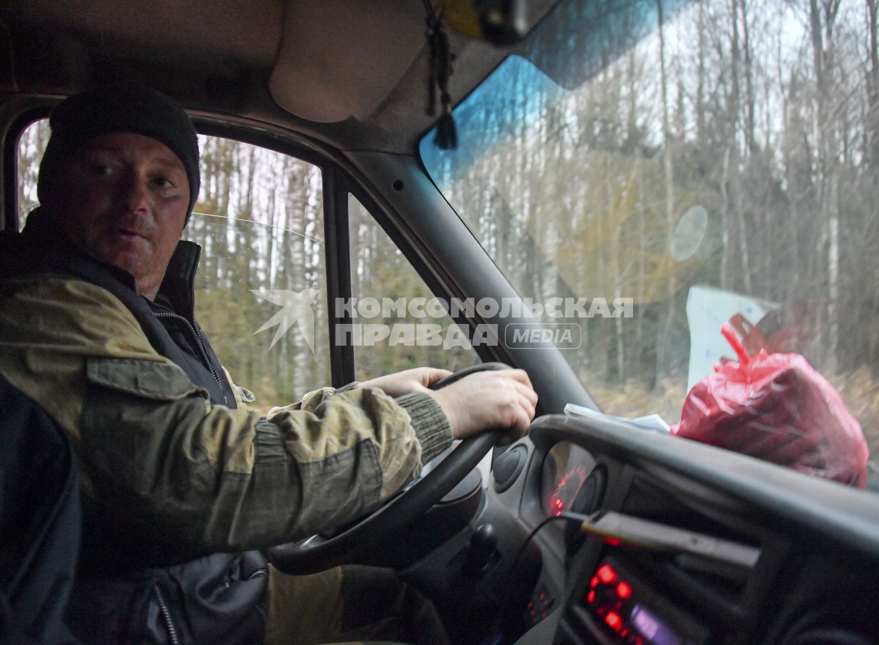 Новгородская область. Корреспонденты `Комсомольской правды` Владимир Ворсобин и Иван Макеев путешествуют автостопом по России. Водитель попутной машины.