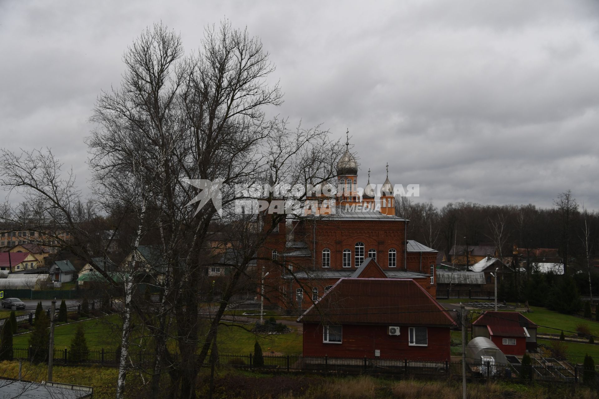 Новгородская  область. Чудово.  Корреспонденты  `Комсомольской правды` Владимир Ворсобин и Иван Макеев путешествуют автостопом по России. Церковь  Казанской иконы Божией Матери.