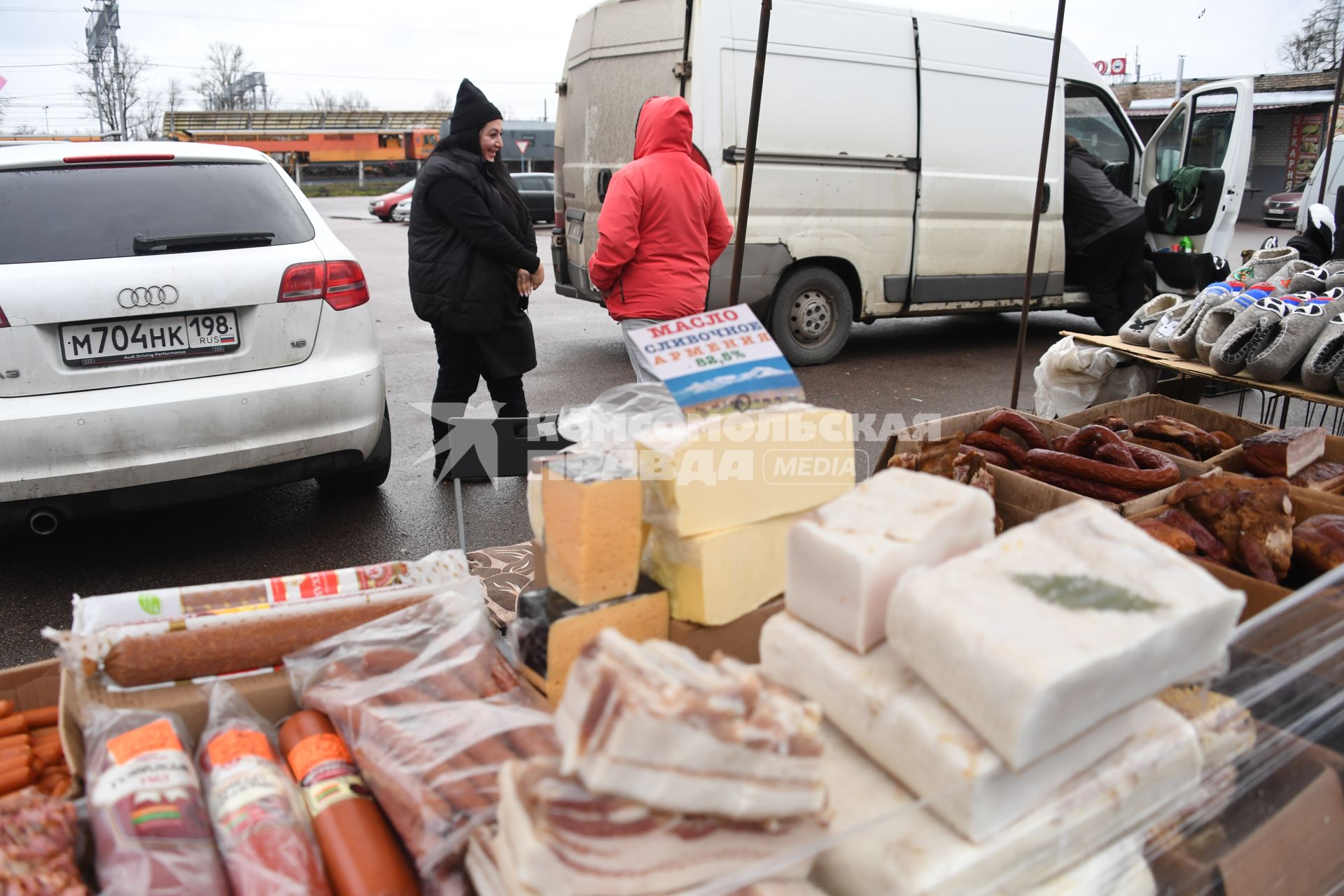 Новгородская  область. Чудово.  Корреспонденты  `Комсомольской правды` Владимир Ворсобин и Иван Макеев путешествуют автостопом по России. Продавцы на городском рынке.