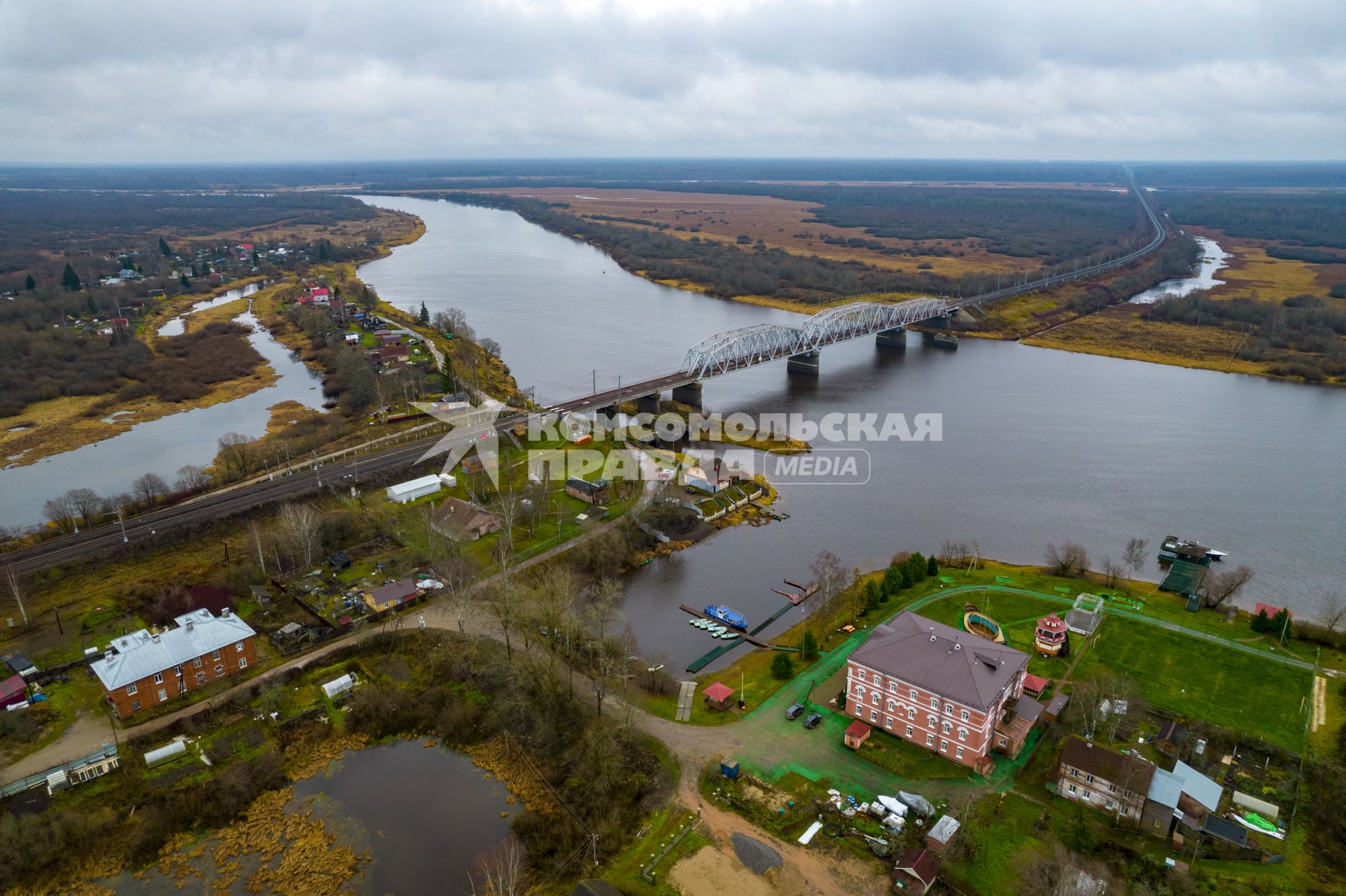 Новгородская  область.   Корреспонденты  `Комсомольской правды` Владимир Ворсобин и Иван Макеев путешествуют автостопом по России. Вид сверху на Волховский  мост.