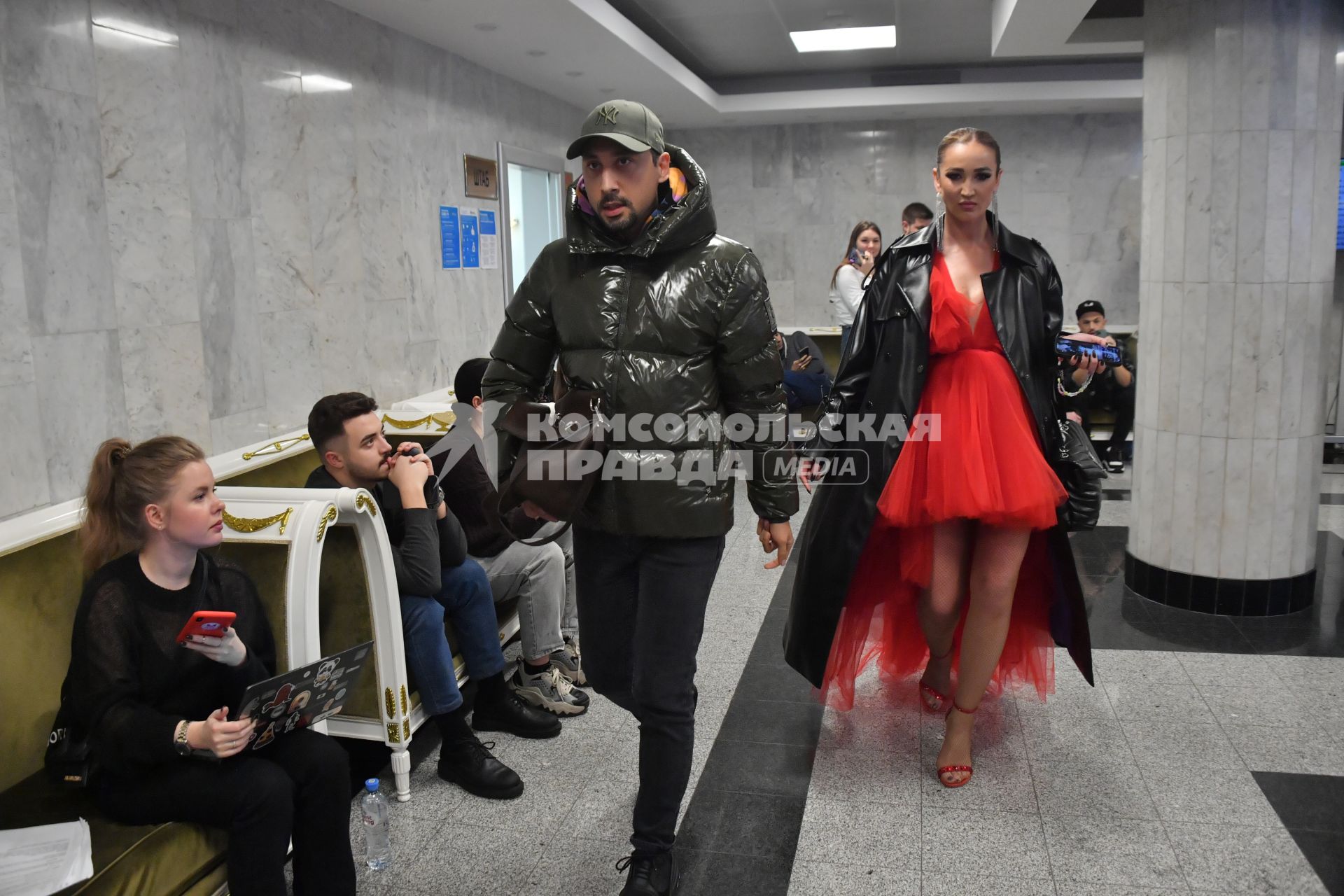 Москва. Телеведущая, певица Ольга Бузова со своим PR-менеджером Антоном Богославским на концерте ко дню рождения телеканала `МУЗ-ТВ` в Государственном Кремлевском Дворце.