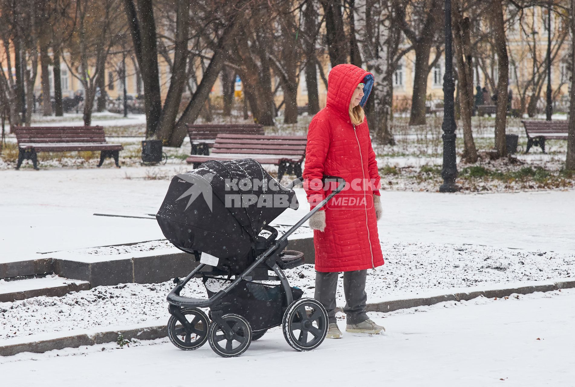 Пермь. Девушка с детской коляской в парке.