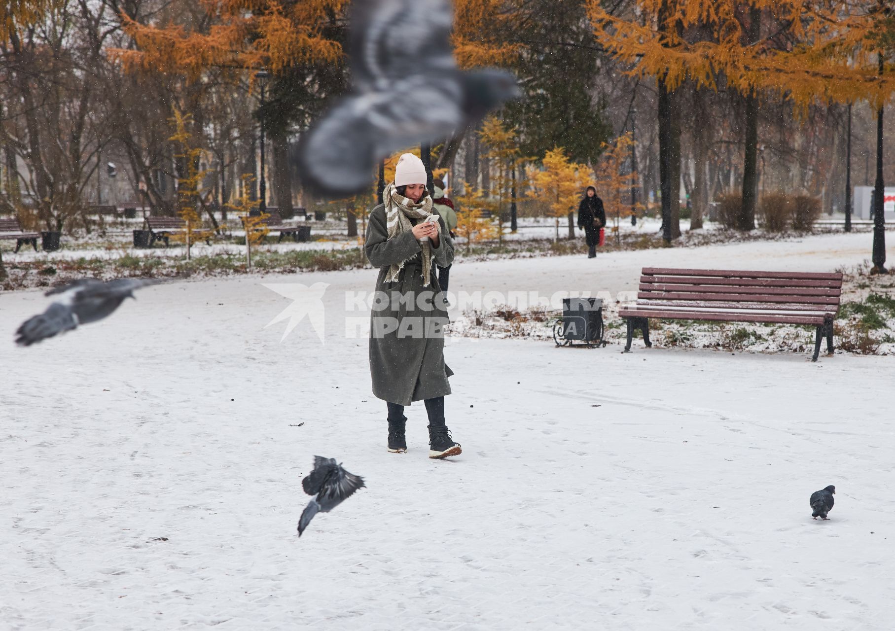 Пермь. Девушка с мобильным телефоном в парке.