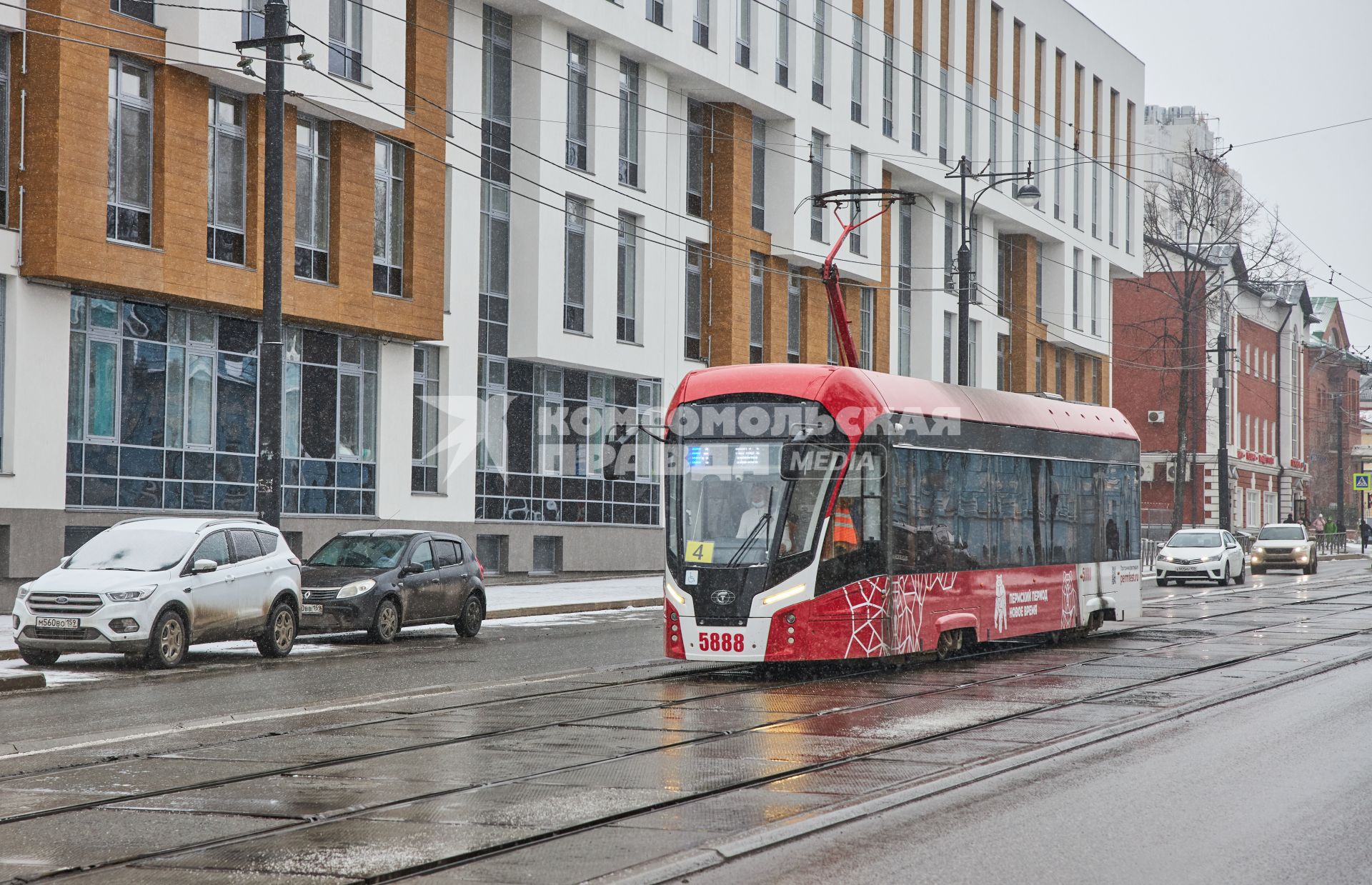 Пермь. Трамвай на одной из улиц города.