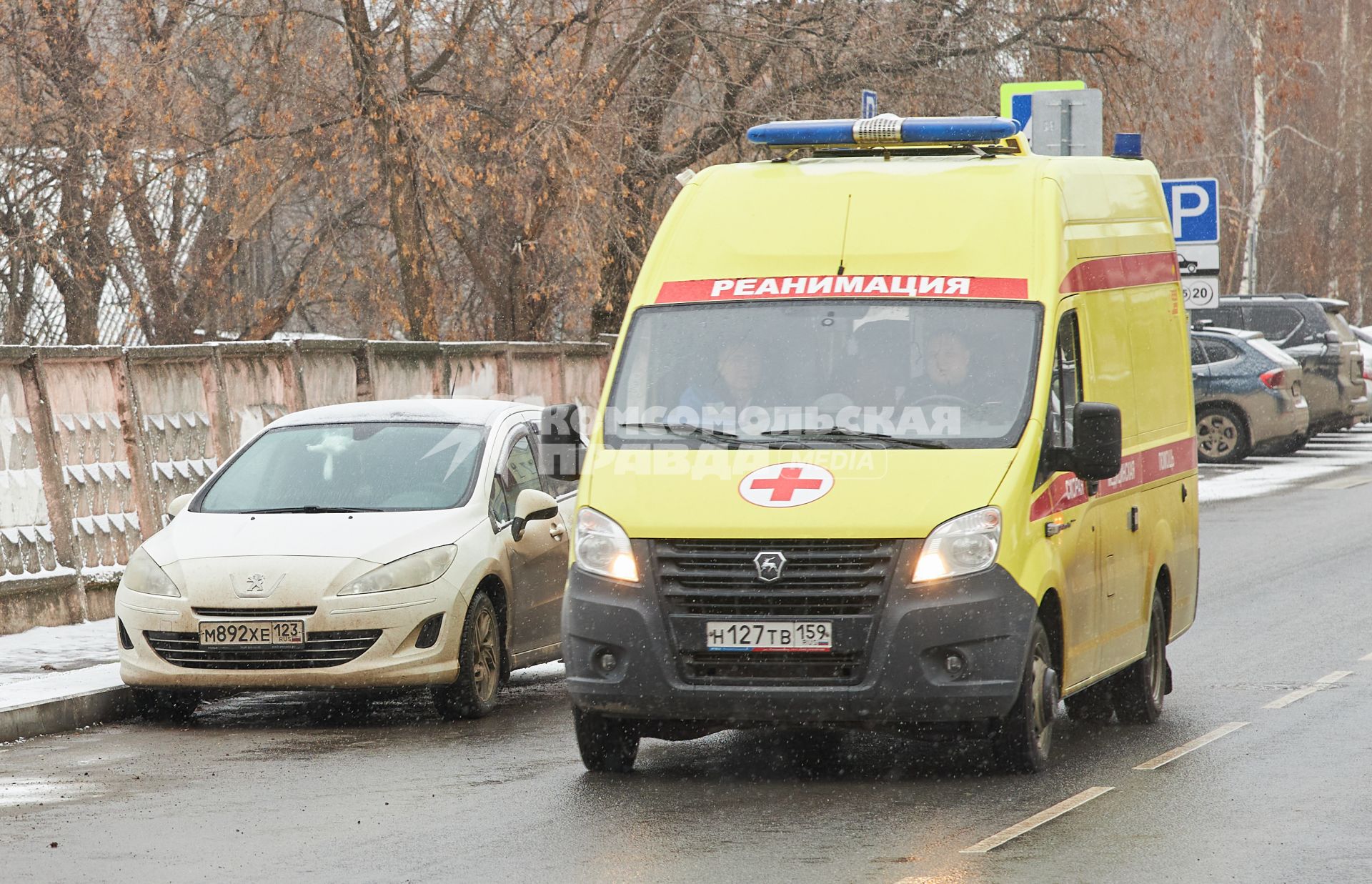 Пермь. Автомобиль реанимации на улице города.