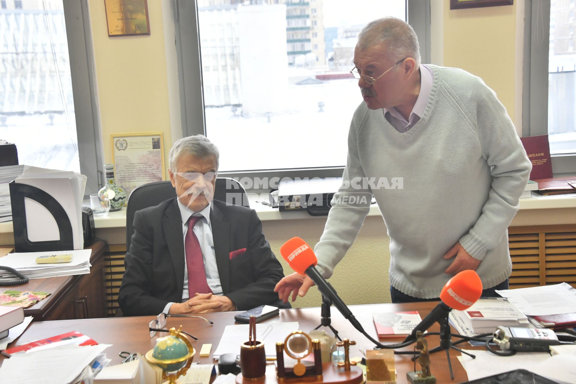 Москва. Корреспондент `Комсомольской правды` Александр Гамов (справа) и заведующий кафедрой Мировой экономики Руслан Хазбулатов.