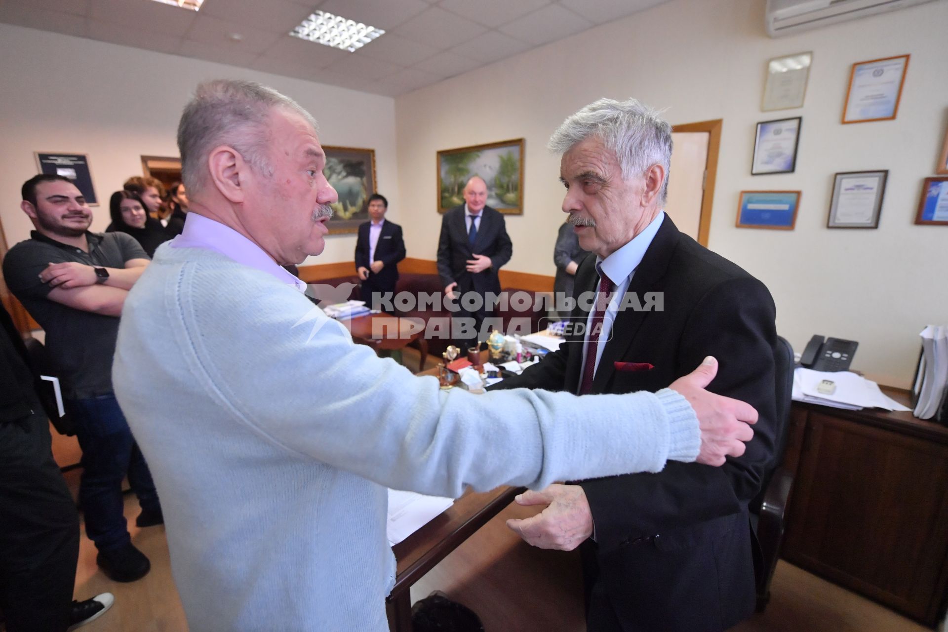 Москва. Корреспондент `Комсомольской правды` Александр Гамов (слева) и заведующий кафедрой Мировой экономики Руслан Хазбулатов.