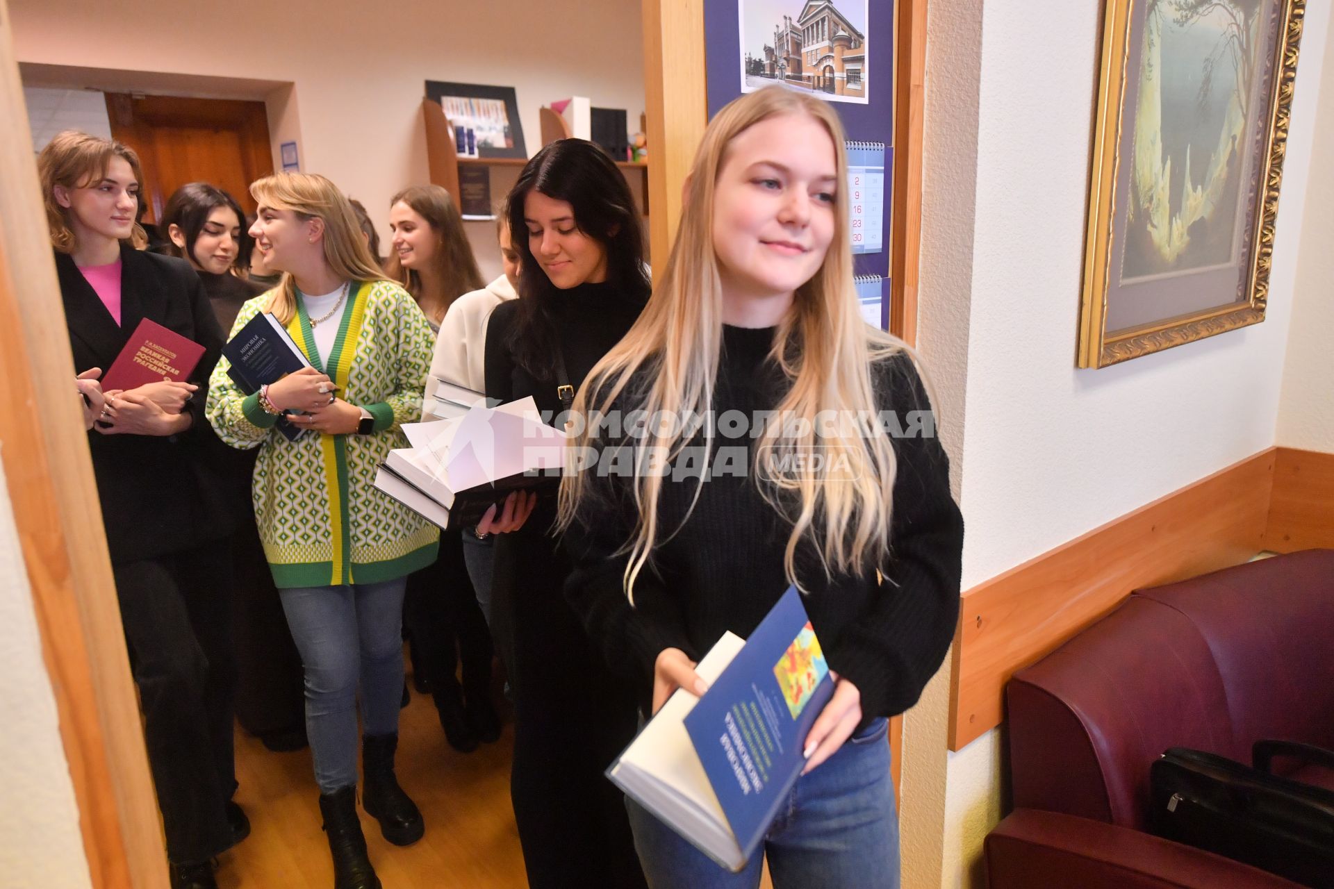 Москва. Молодые люди с книгой Руслана Хазбулатова `Мировая экономика`.