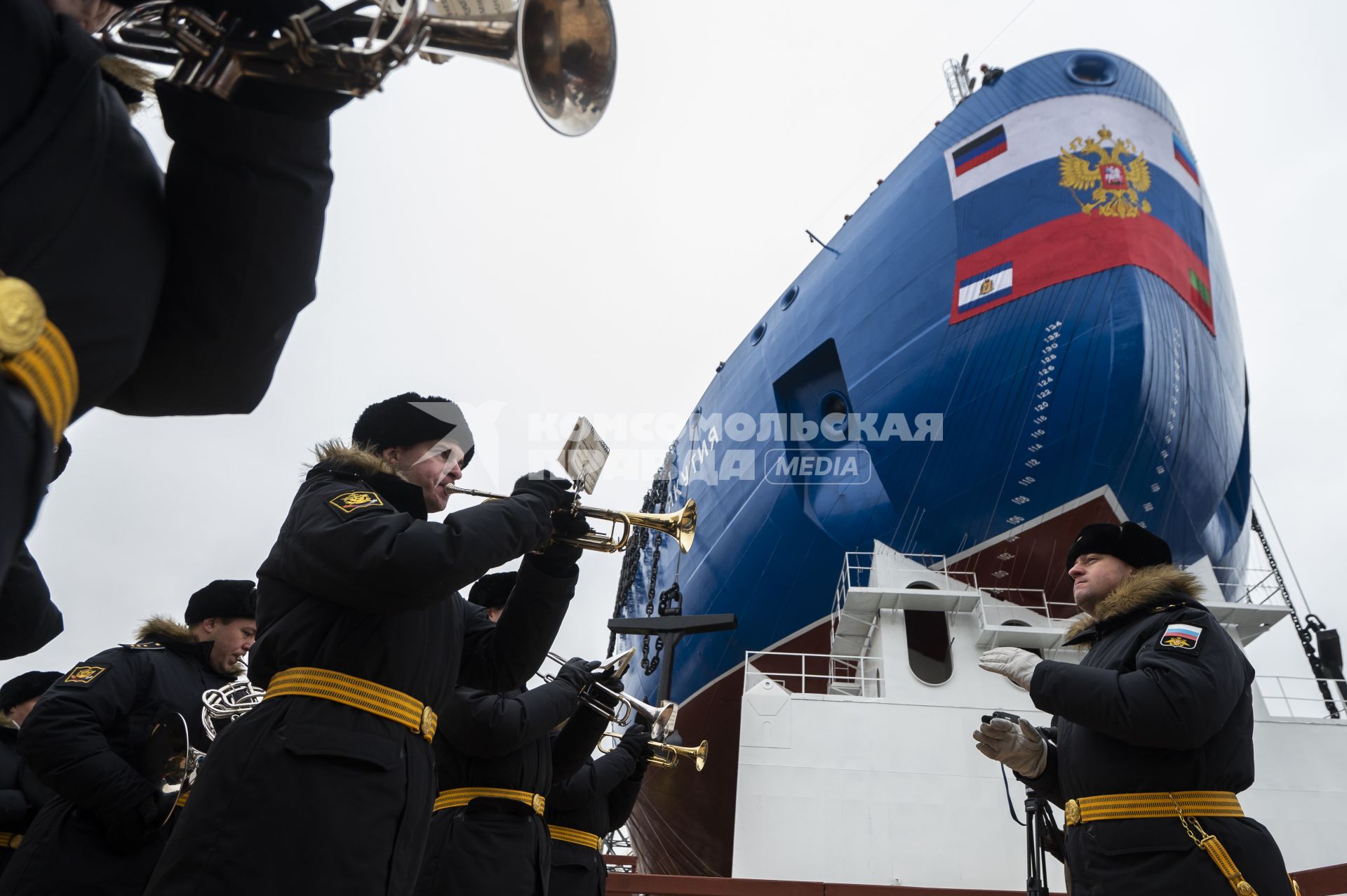 Санкт-Петербург. Оркестр на торжественной церемонии спуска на воду атомного ледокола `Якутия`.