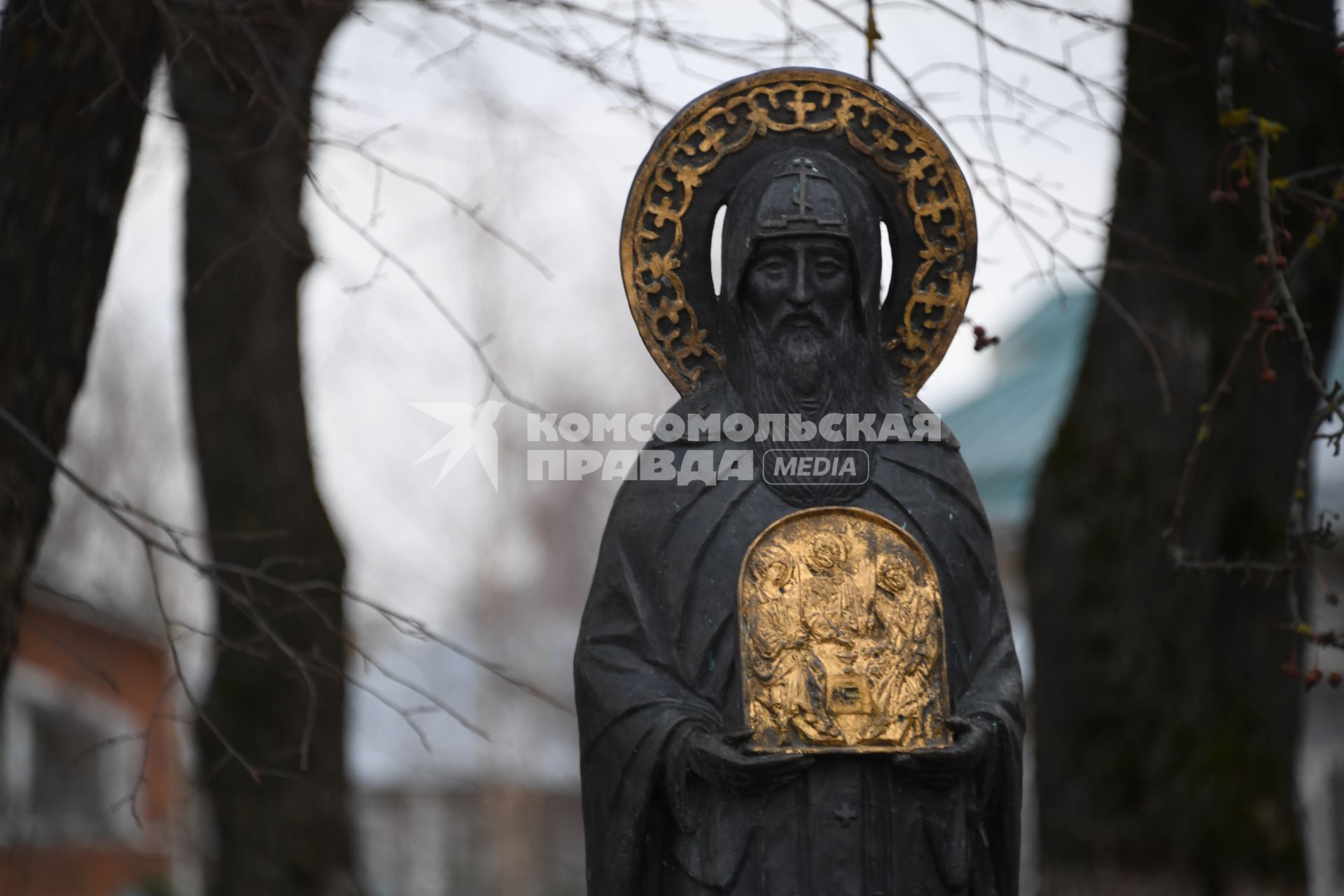 Вологодская область. Вологда. Корреспонденты `Комсомольской правды` Владимир Ворсобин и Иван Макеев путешествуют автостопом по России. Памятник преподобному Герасиму Вологодскому.