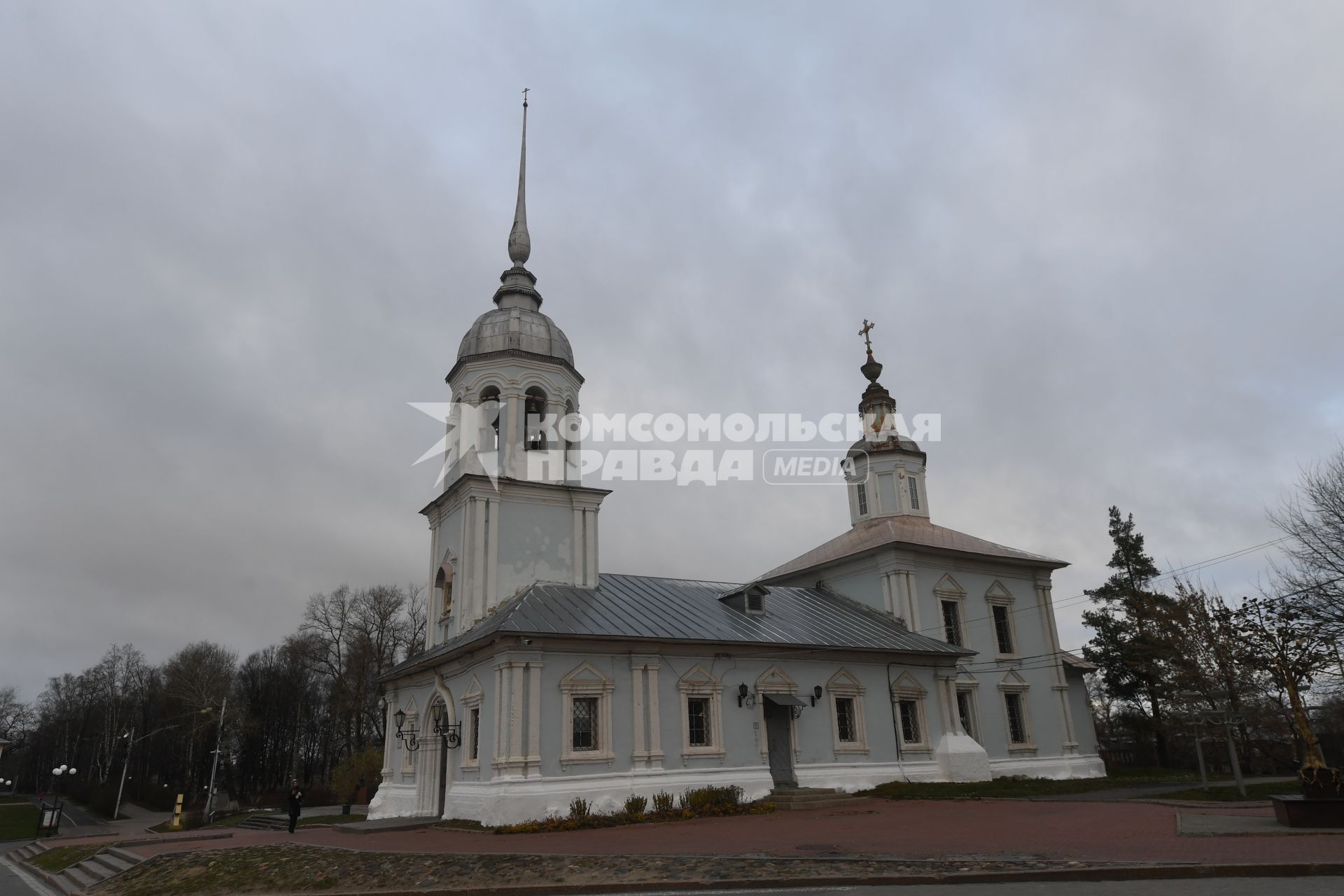 Вологодская область. Вологда. Корреспонденты `Комсомольской правды` Владимир Ворсобин и Иван Макеев путешествуют автостопом по России. Храм Александра Невского.