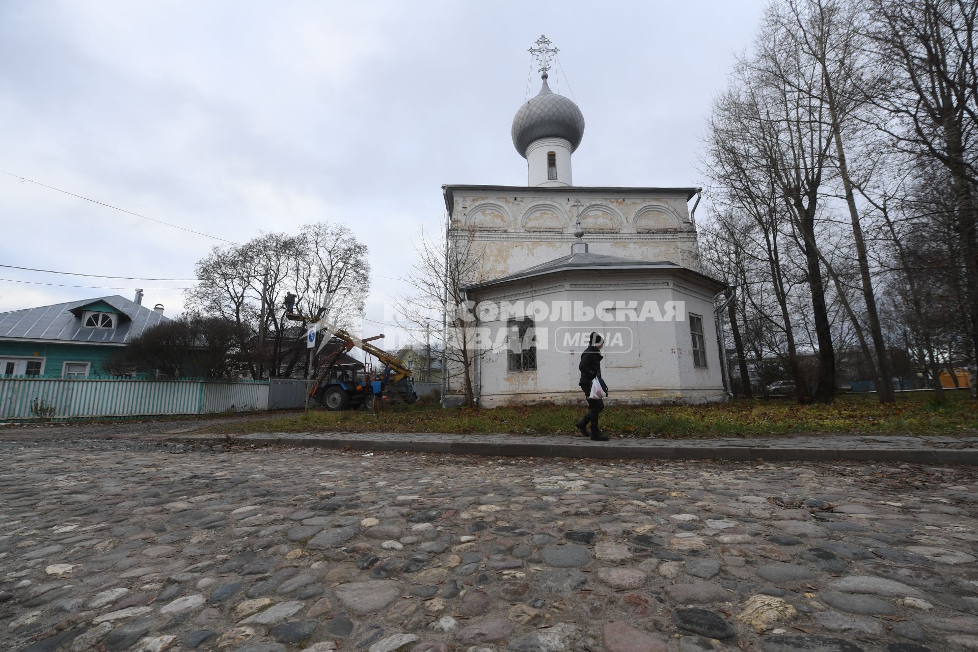 Вологодская область. Вологда. Корреспонденты `Комсомольской правды` Владимир Ворсобин и Иван Макеев путешествуют автостопом по России. На улице города.