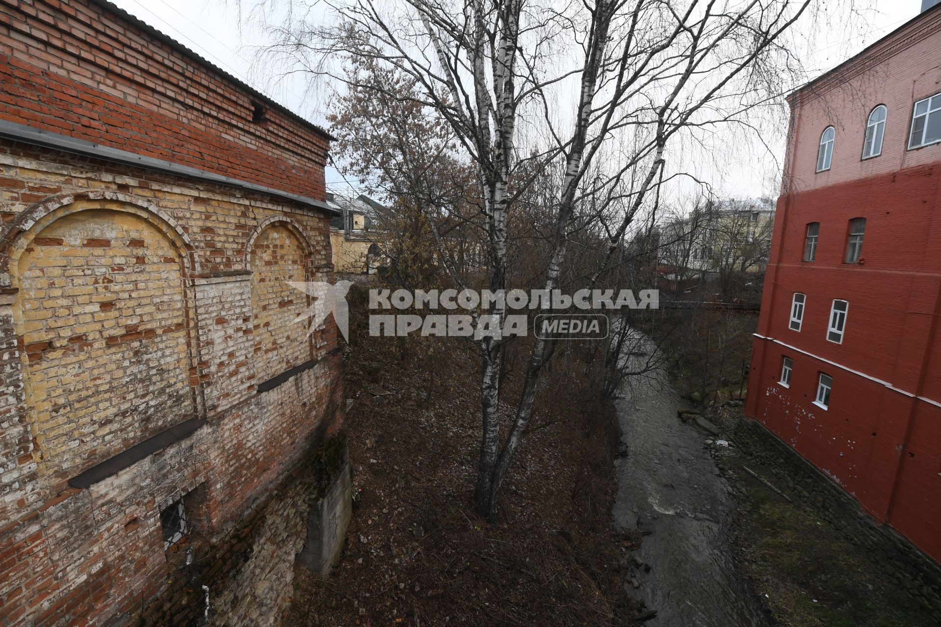 Вологодская область. Вологда. Корреспонденты `Комсомольской правды` Владимир Ворсобин и Иван Макеев путешествуют автостопом по России. Виды города.