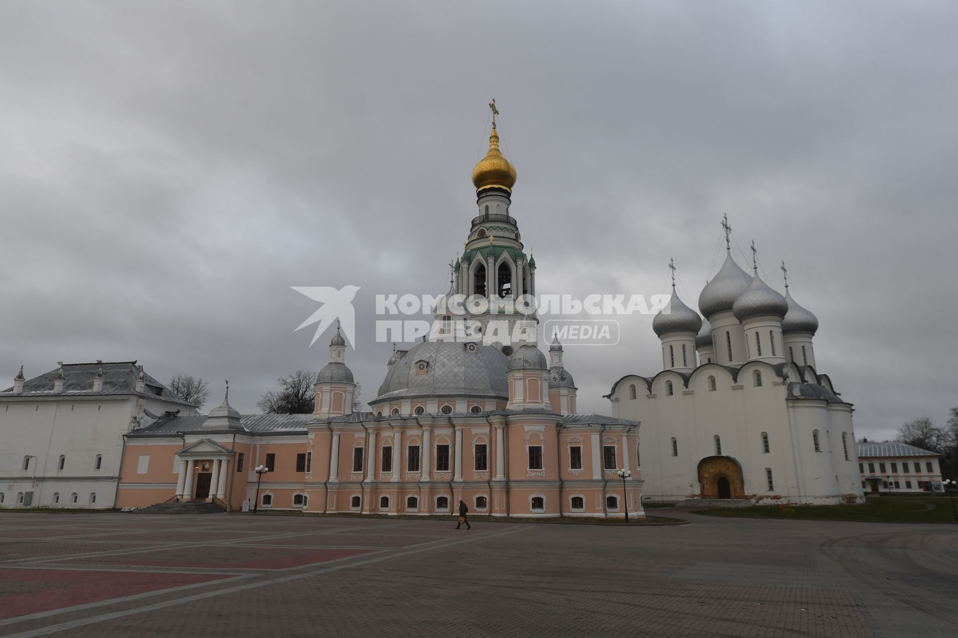 Вологодская область. Вологда. Корреспонденты `Комсомольской правды` Владимир Ворсобин и Иван Макеев путешествуют автостопом по России. Вид на Вологодский  кремль , Софийский собор (справа).