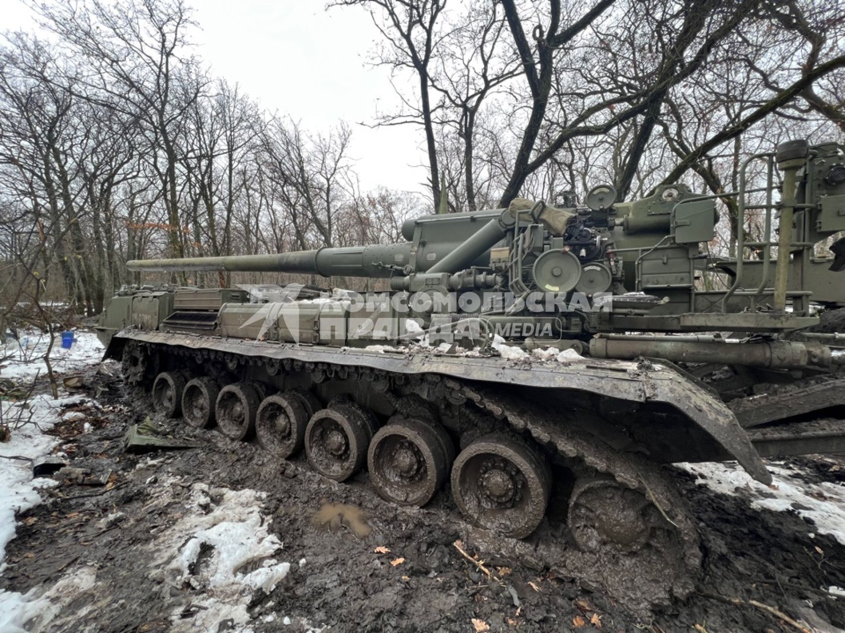 Луганская область. Сватовское направление. Российская самоходная пушка `Малка`2С7М в лагере одного из артиллерийских подразделений Западного военного округа.