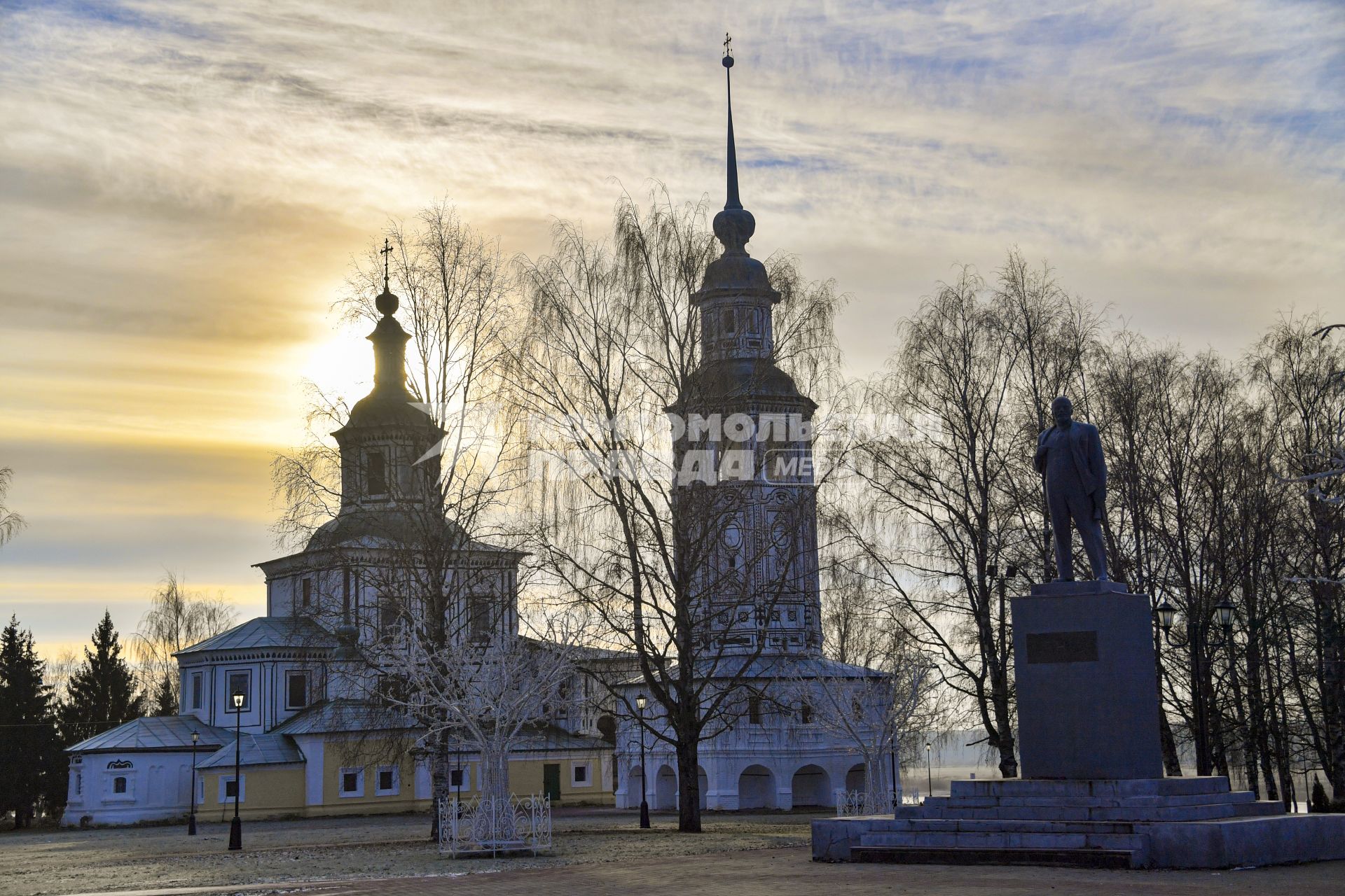 Вологодская область. Великий Устюг. Корреспонденты `Комсомольской правды` Владимир Ворсобин и Иван Макеев путешествуют автостопом по России. Церковь Николы Гостиного.