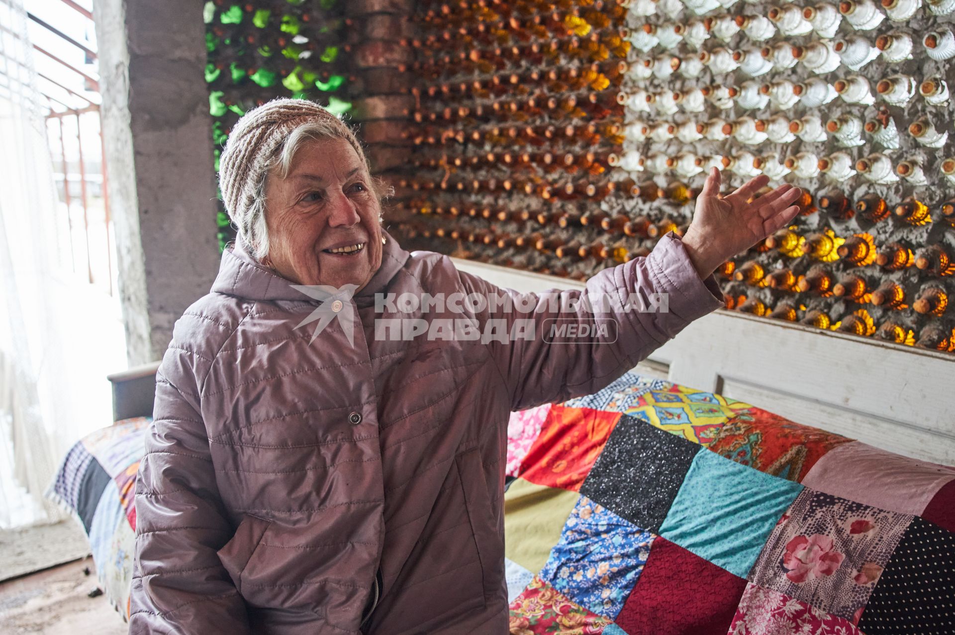Пермский край. Пенсионерка Зоя Симачева в своем доме, построенном из бутылок.