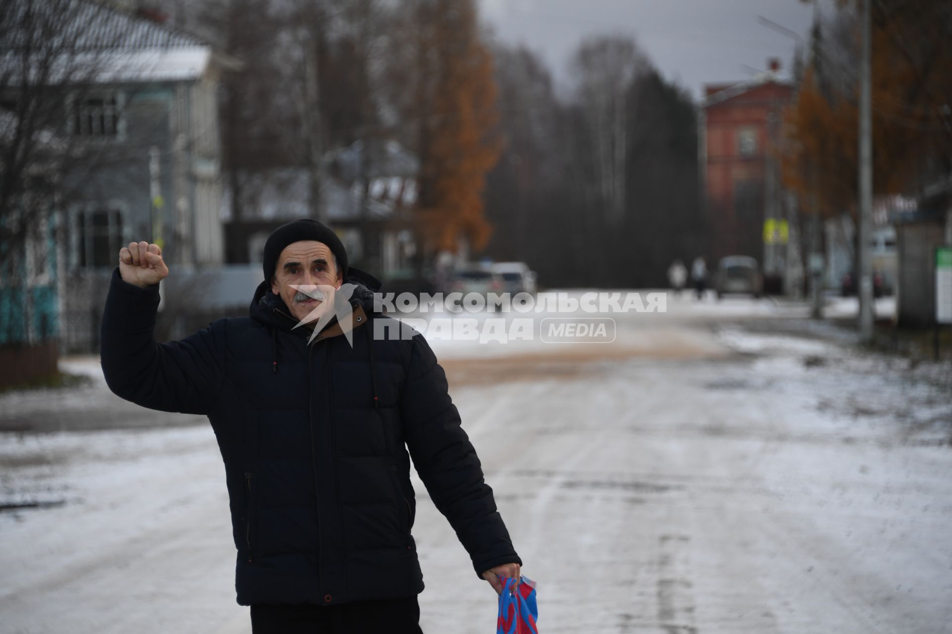 Вологодская область. Тотьма. Корреспонденты `Комсомольской правды` Владимир Ворсобин и Иван Макеев путешествуют автостопом по России. Местный житель на улице города.