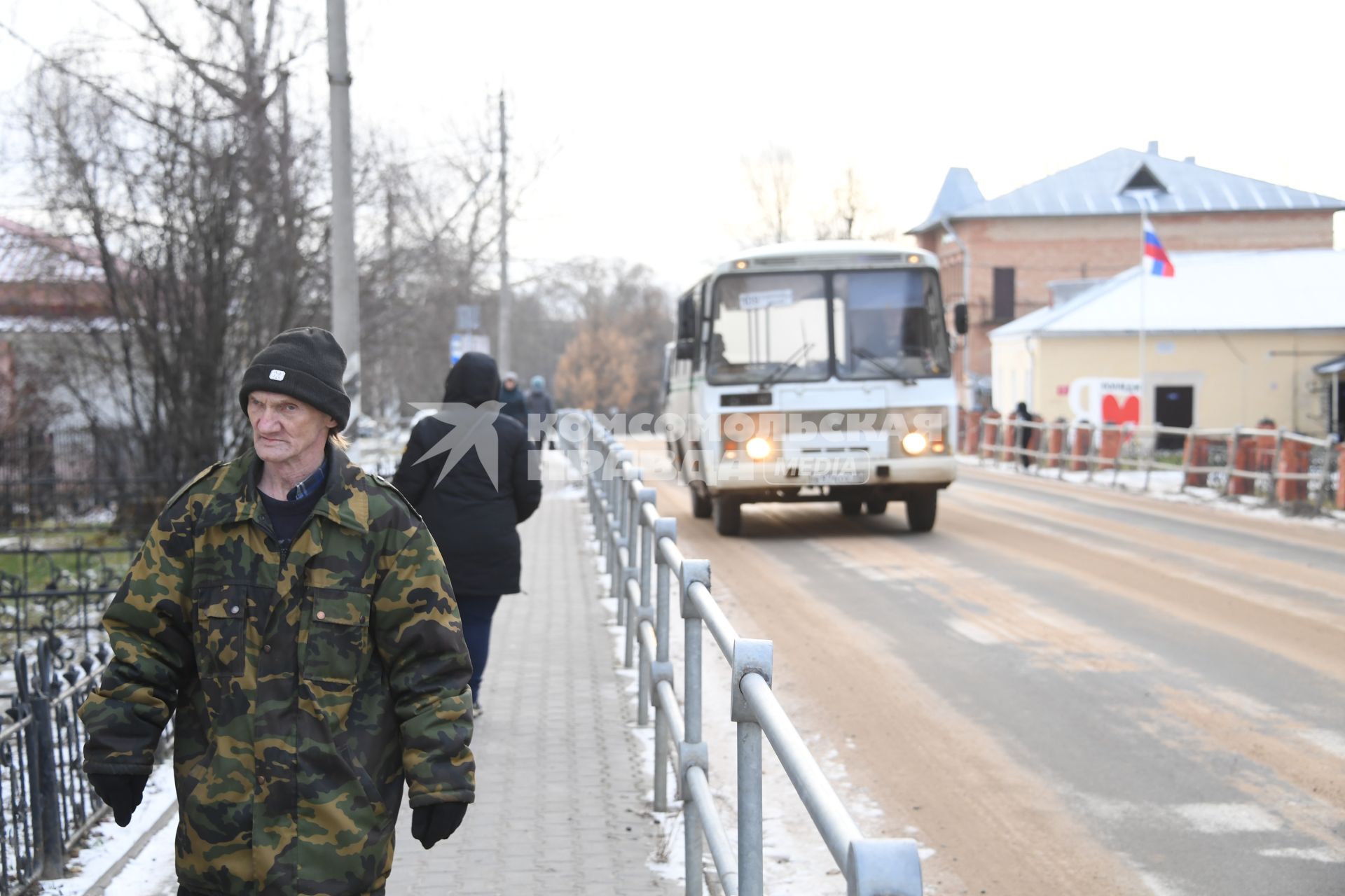 Вологодская область. Тотьма. Корреспонденты `Комсомольской правды` Владимир Ворсобин и Иван Макеев путешествуют автостопом по России. Местный житель на улице города.