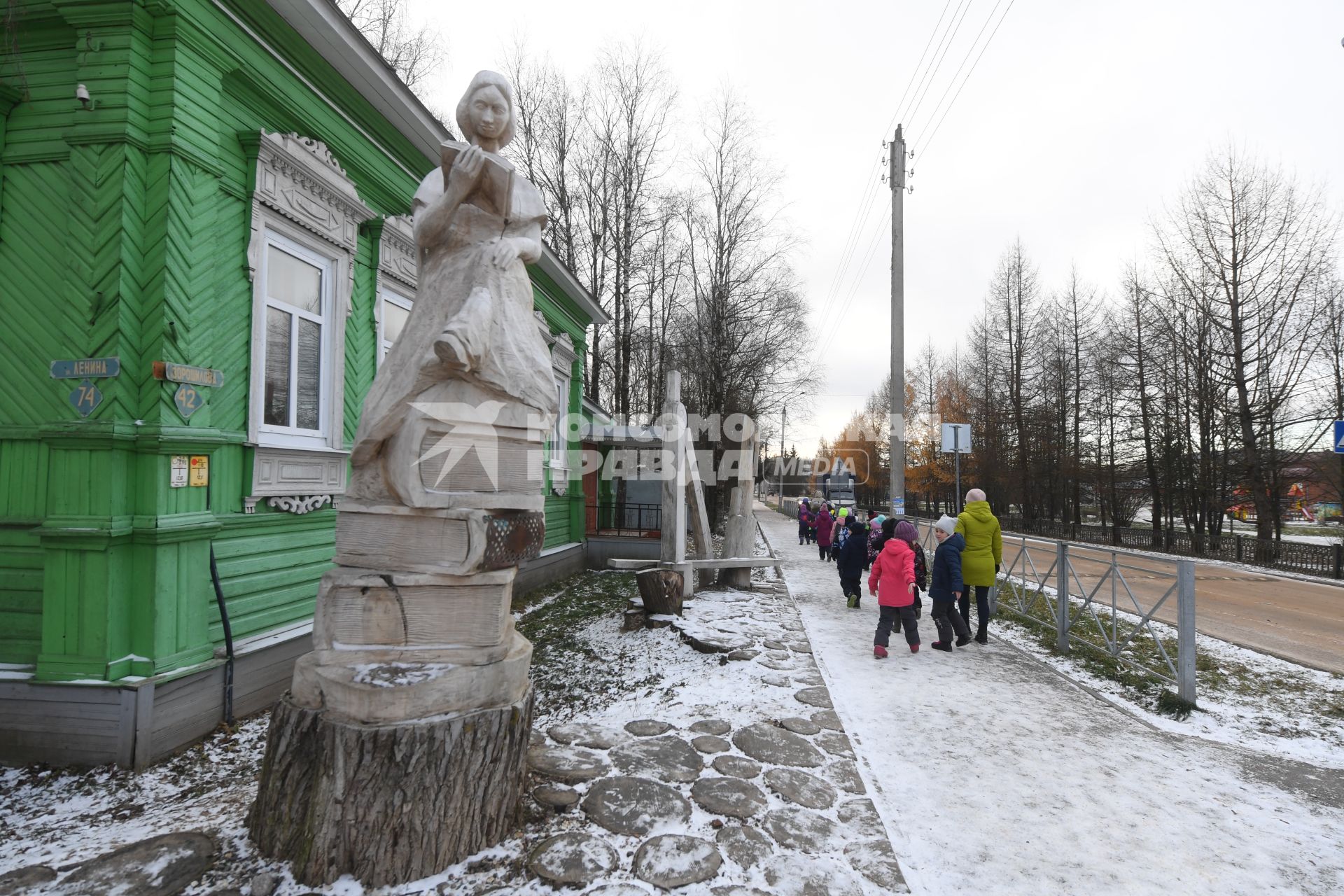 Вологодская область. Тотьма. Корреспонденты `Комсомольской правды` Владимир Ворсобин и Иван Макеев путешествуют автостопом по России. Скульптура  во дворе дома.