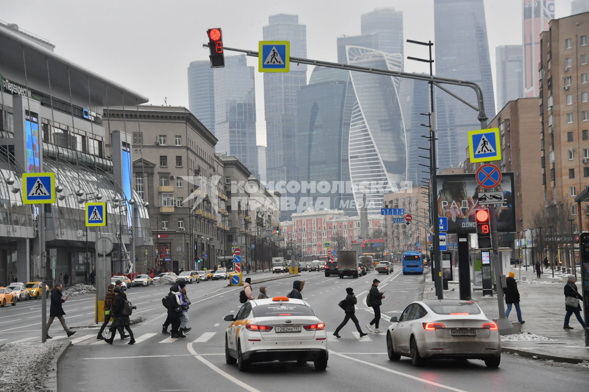 Москва. Вид с Большой Дорогомиловской улицы на Москва-Сити.